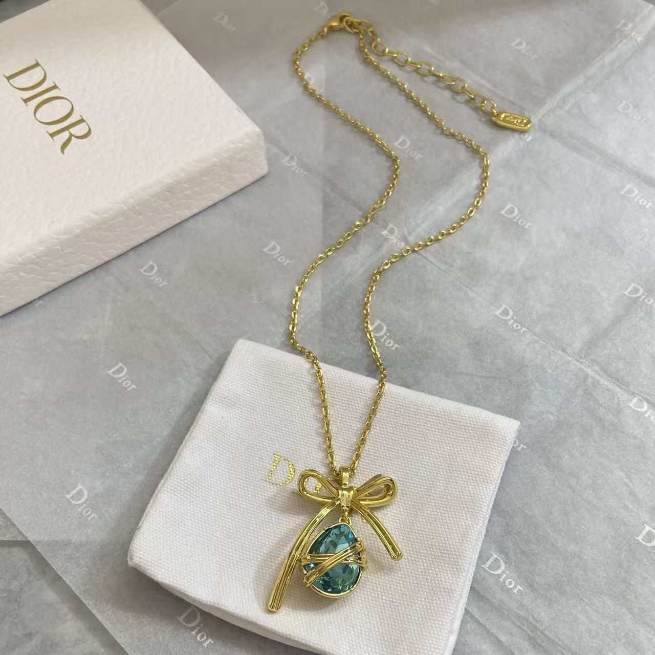 <p>DIOR 金色蝴蝶结海蓝水滴项链</p>