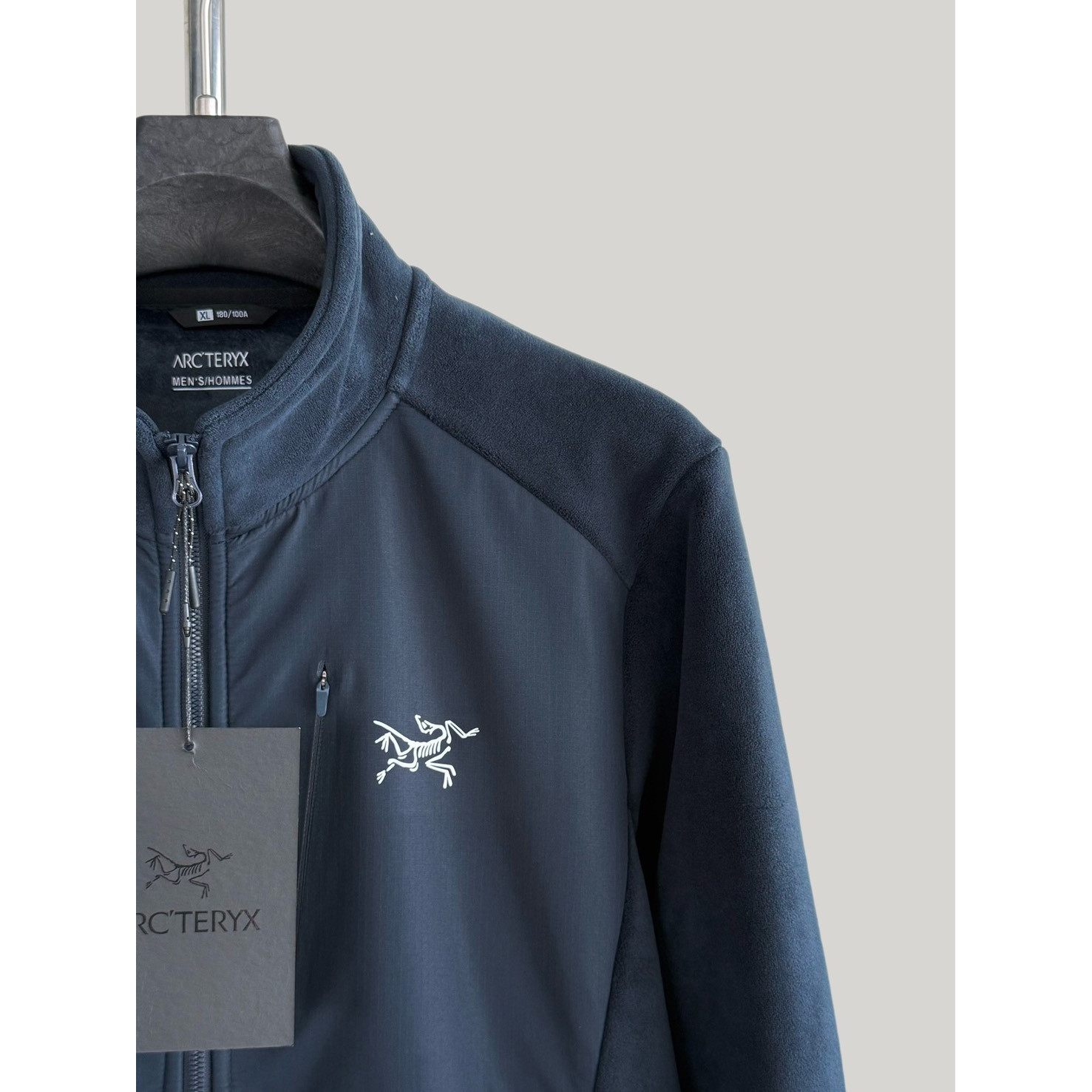 <p>Arc'teryx 手抓绒款外套(藏青)</p>