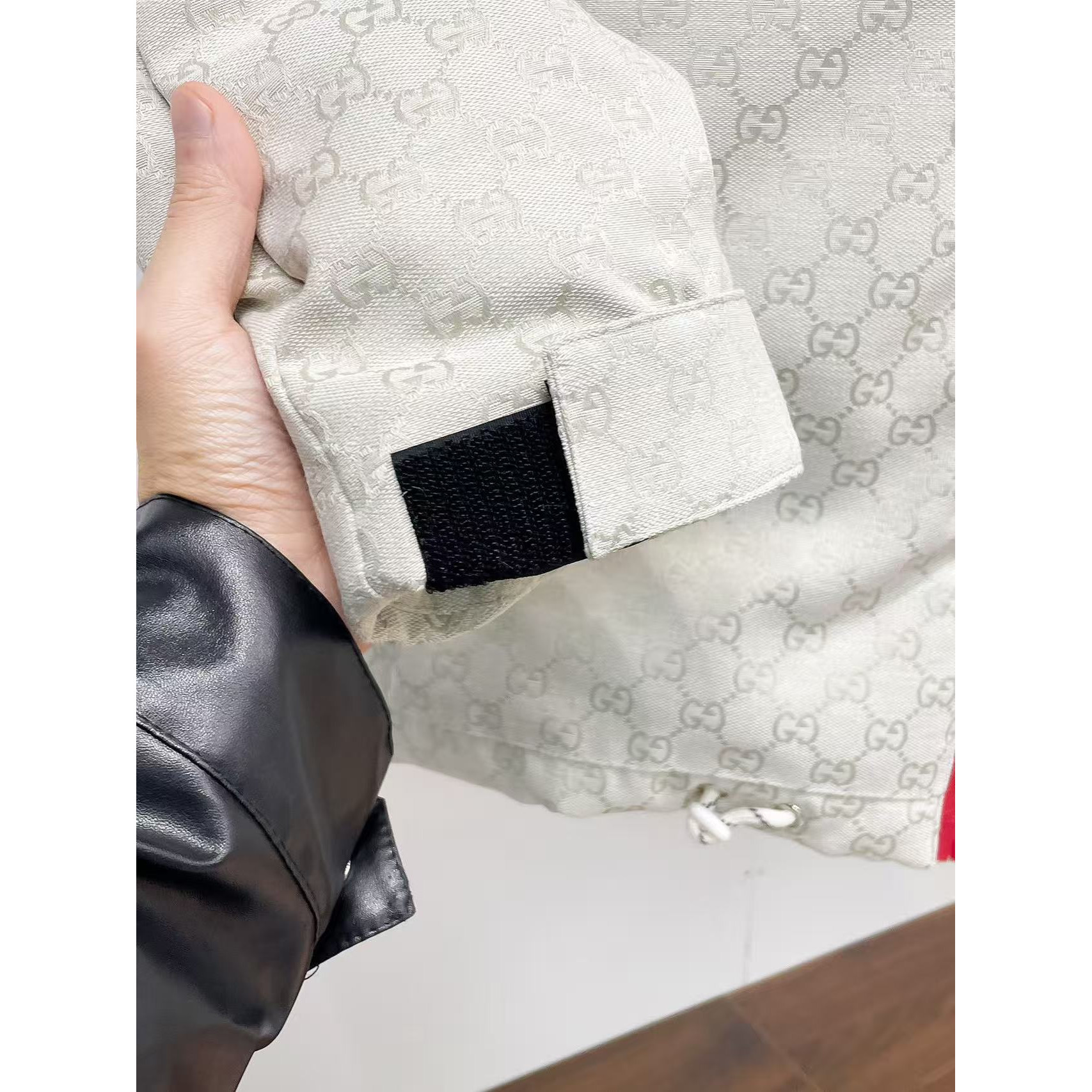 <p>GUCCI 秋冬新款羽绒服(白)</p>