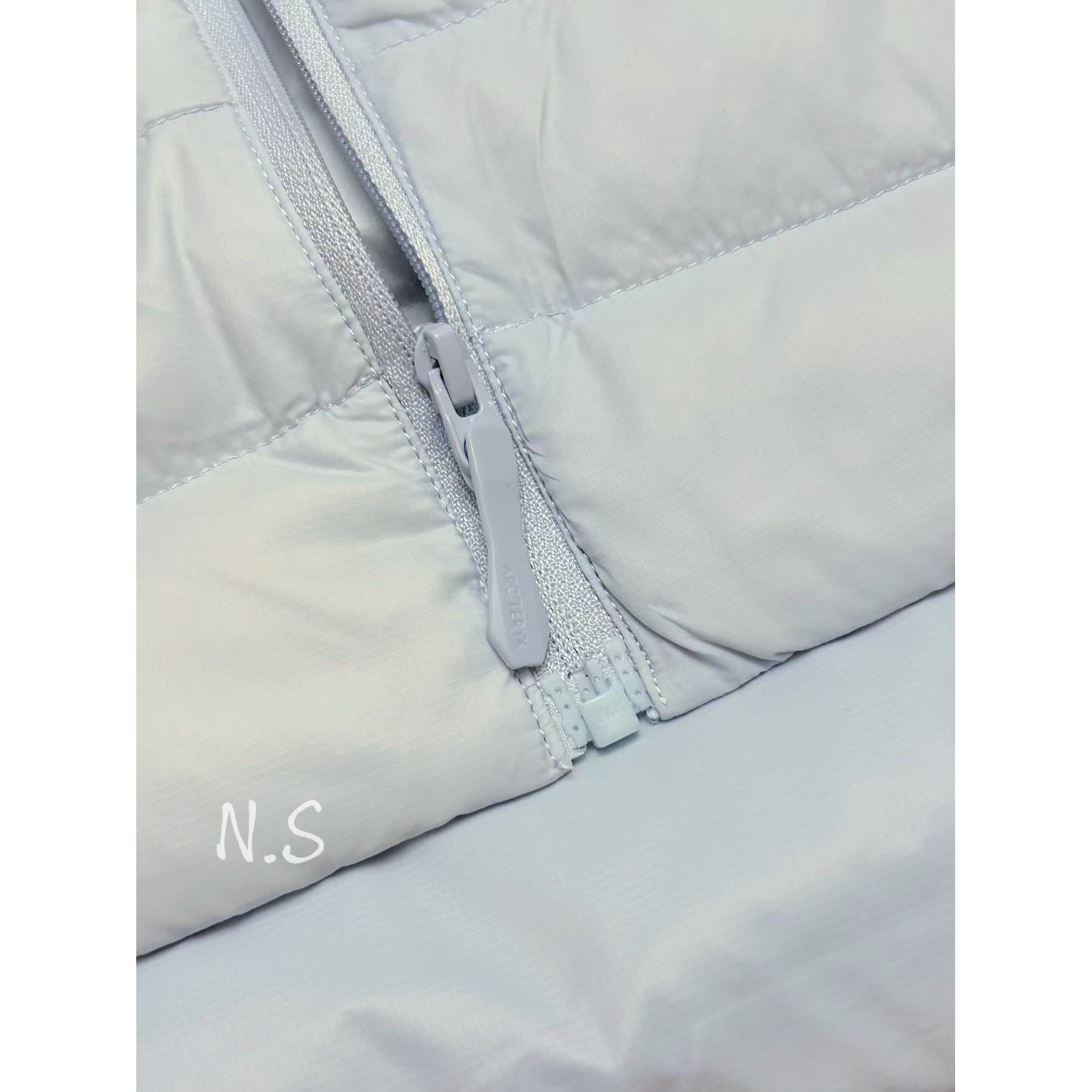 <p>Arc'teryx 立领鹅绒马甲(以太蓝)</p>