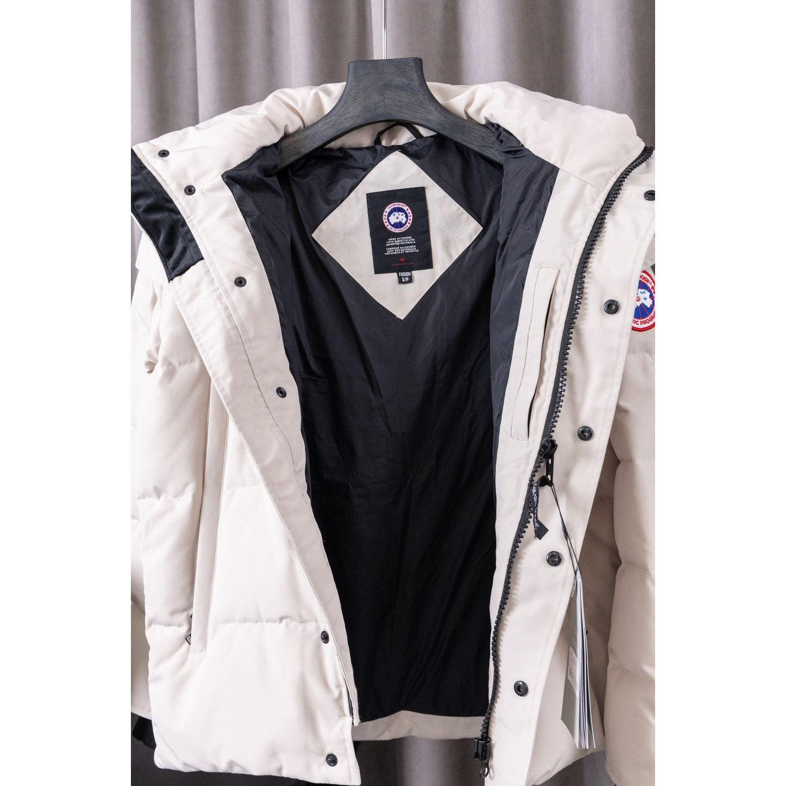 <p>Canada Goose 顶级狼毛Wyndham 2048M &nbsp;29款 系列派克大衣羽绒服(奶白色)</p>