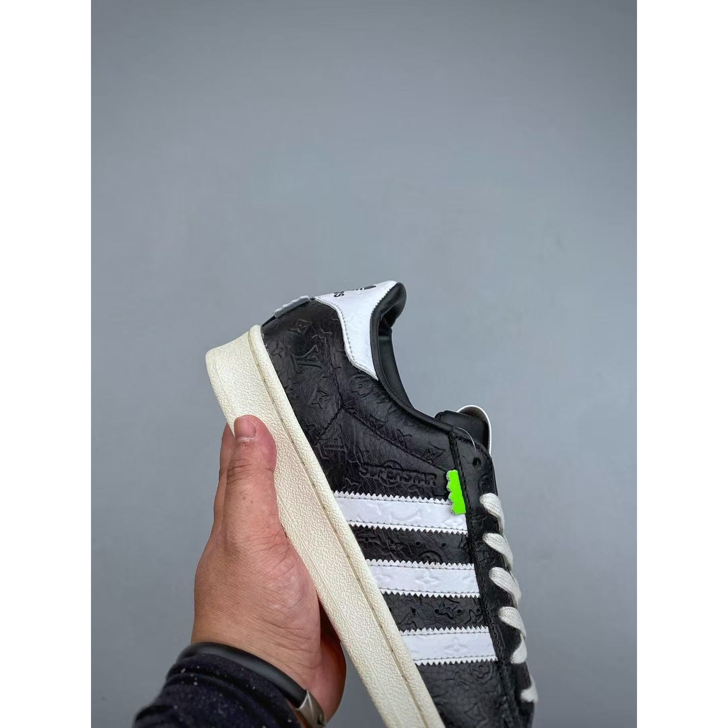<p>Adidas Originals &nbsp;SUPERSTAR 经典贝壳头(黑)</p>