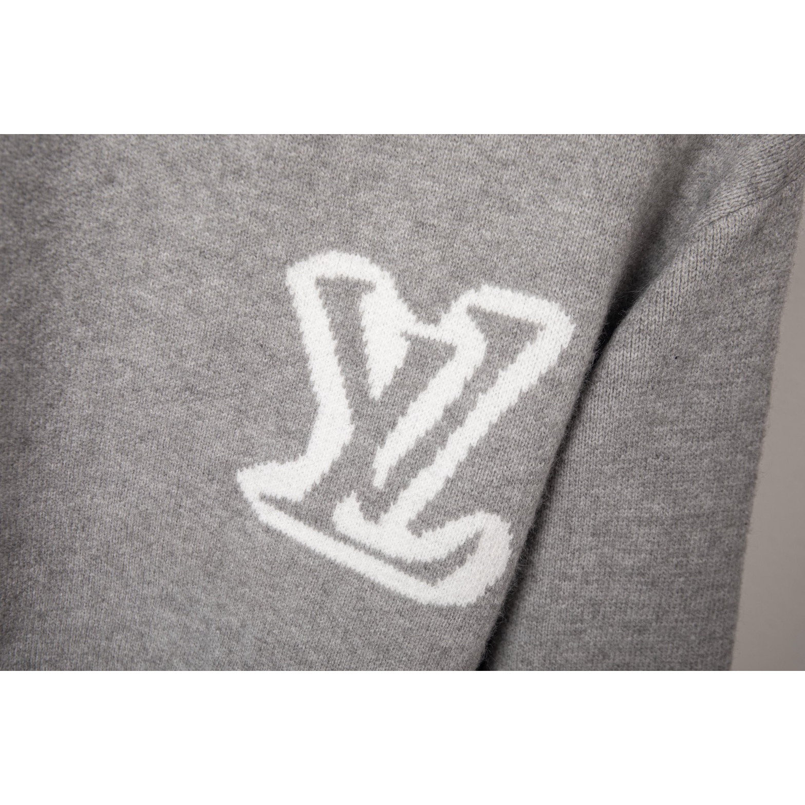 <p>LV 前后大标logo针织毛衣(灰DZ38)</p>