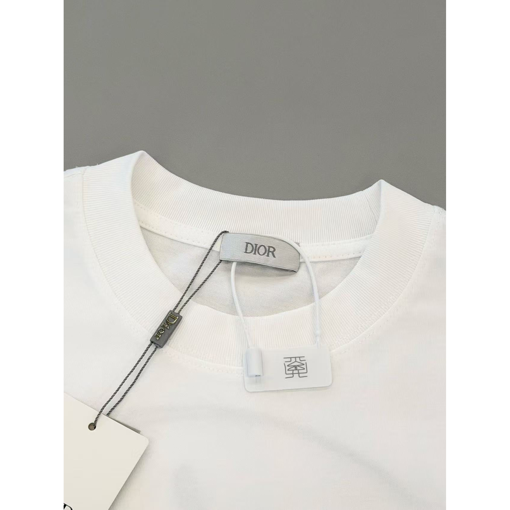 <p>DIOR&nbsp;logo短袖T恤(白)</p>