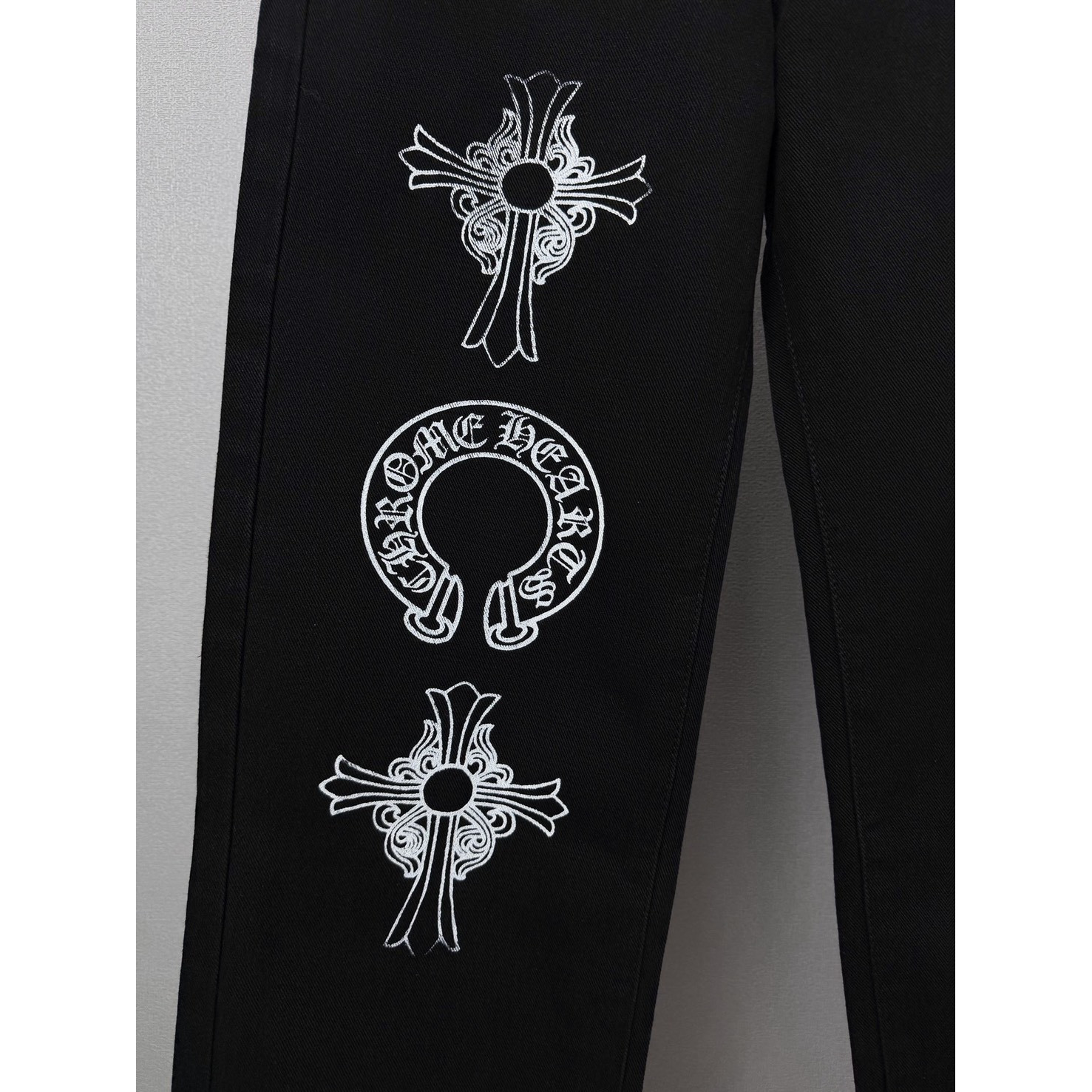 <p>CHROME HEARTS 马蹄十字架印花情侣款水洗宽松牛仔裤((黑)</p>