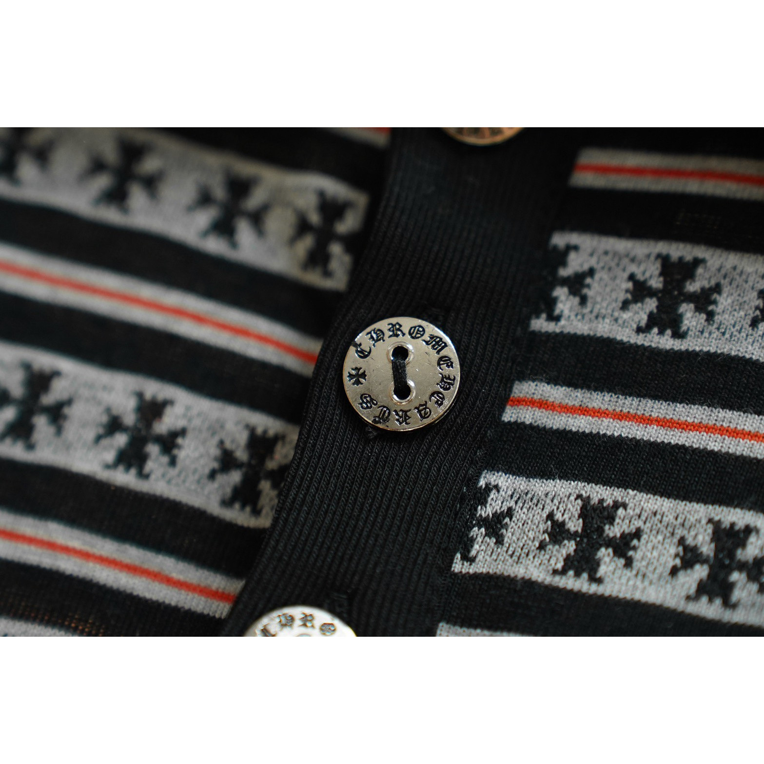 <p>Chrome Hearts&nbsp; 条纹满印提花长袖(黑G04)</p>