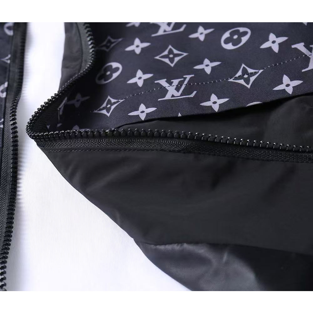 <p>LV 男士夹克外套(紫)</p>