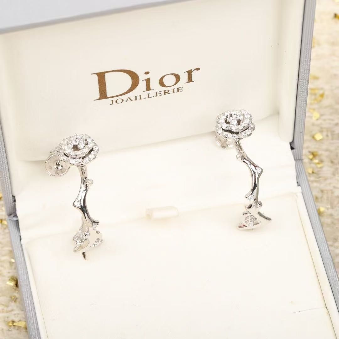 <p>DIOR&nbsp;玫瑰花耳环</p>