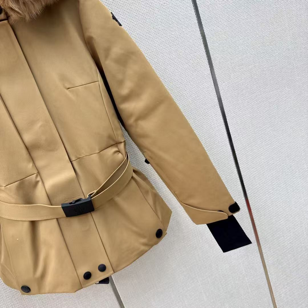 <p>MONCLER 经典Celac短款收腰羽绒滑雪服(卡其)</p>