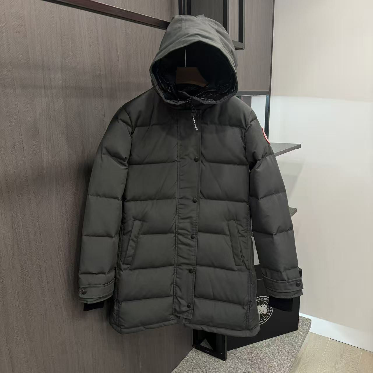 <p>Canada Goose Shelburn*派克大衣羽绒服(灰色紅標)</p>
