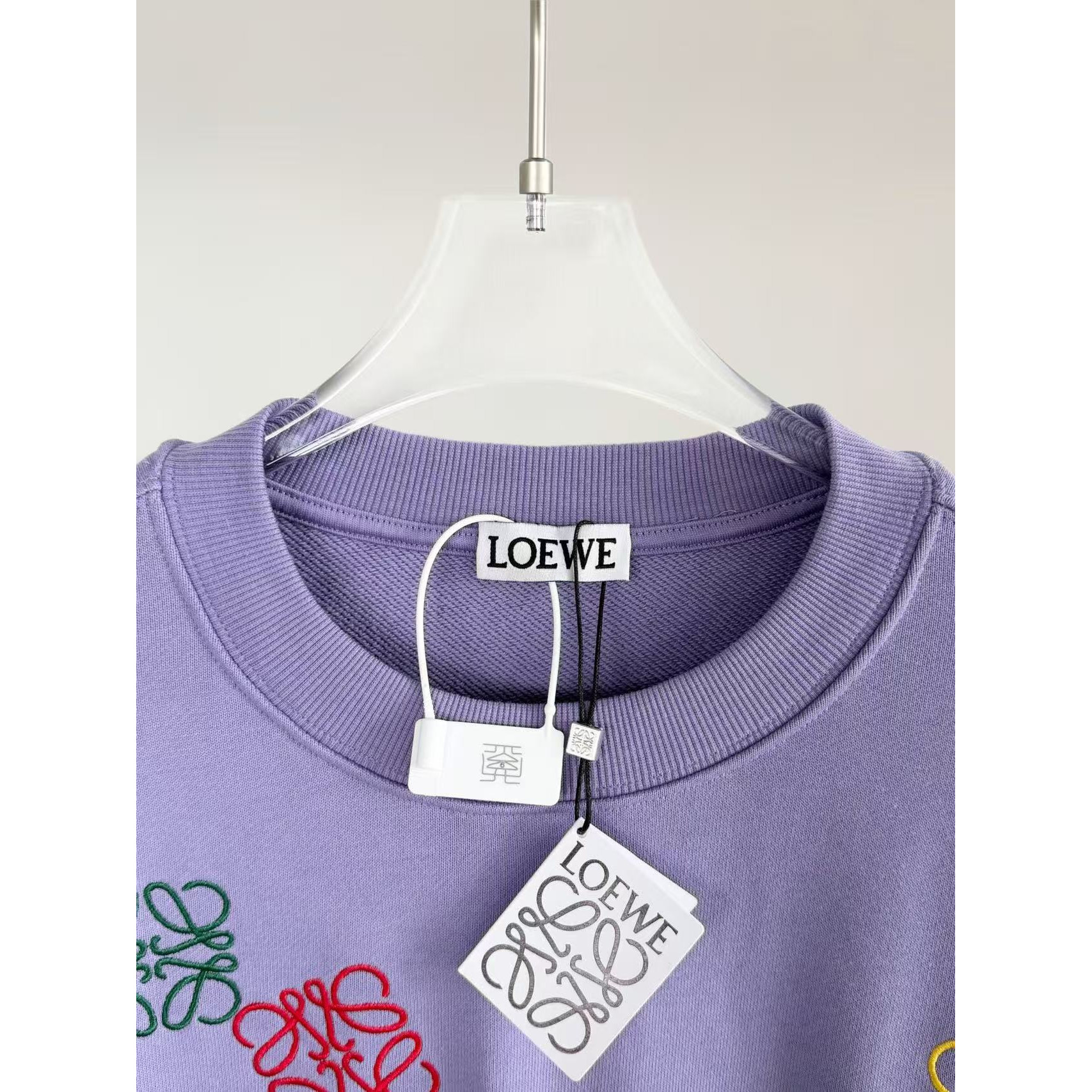 <p>LOEWE&nbsp;圆领卫衣(紫)</p>