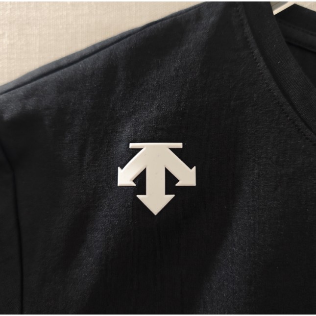 <p>DESCENTE 經典款速乾短袖T恤(黑)</p>