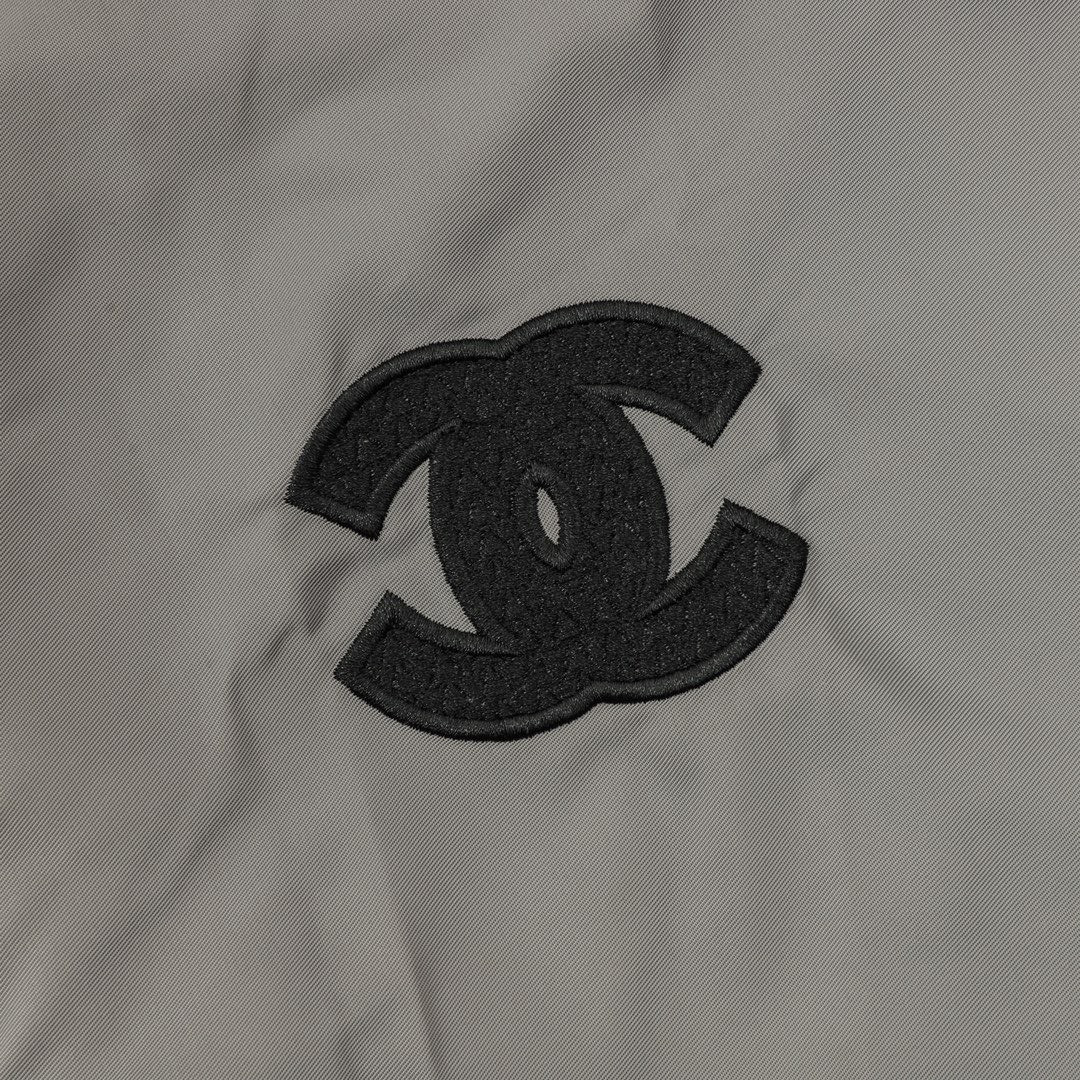 <p>CHANEL 刺绣标语复古拉链双面棉服外套</p>