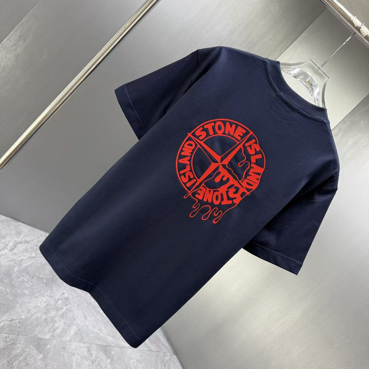 <p>Stone Island 短袖T恤(深藍紅標)</p>