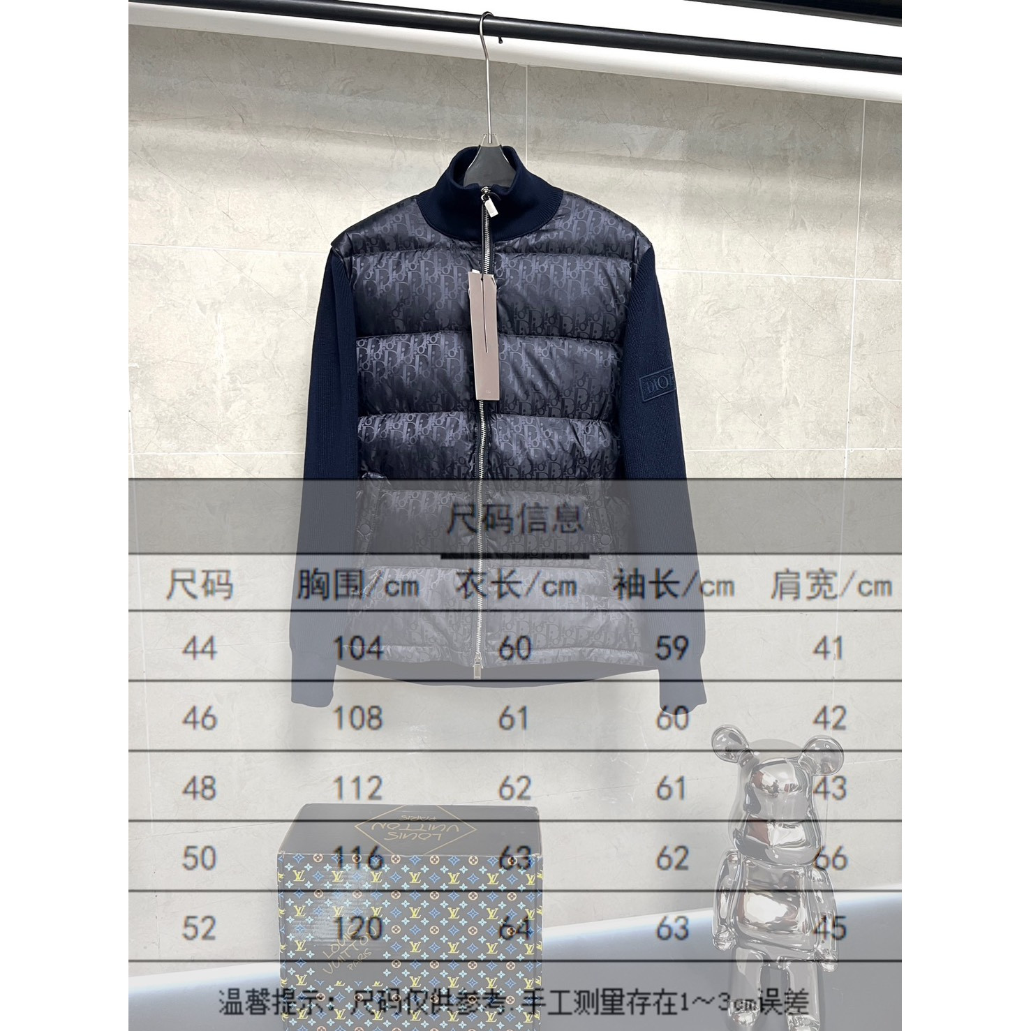 <p>Dior 经典针织羽绒款(藏青色)</p>