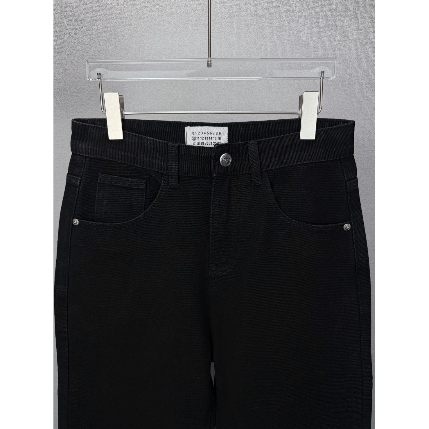 <p>Maison Margiela 口袋绿色数字🔢印花情侣款水洗宽松牛仔裤(黑)</p>