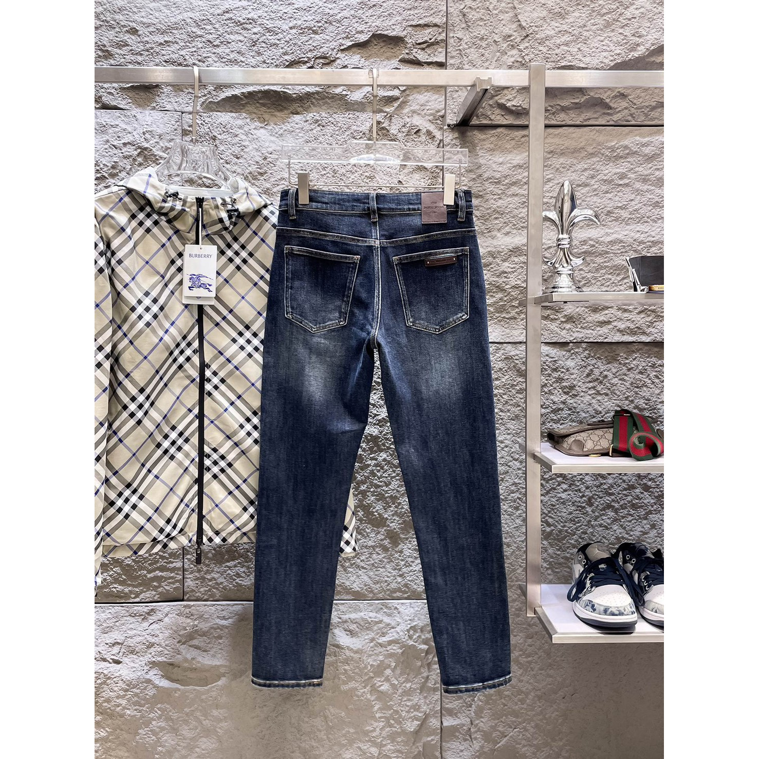 <p>CHROME HEARTS&nbsp;高端牛仔裤(黑)</p>