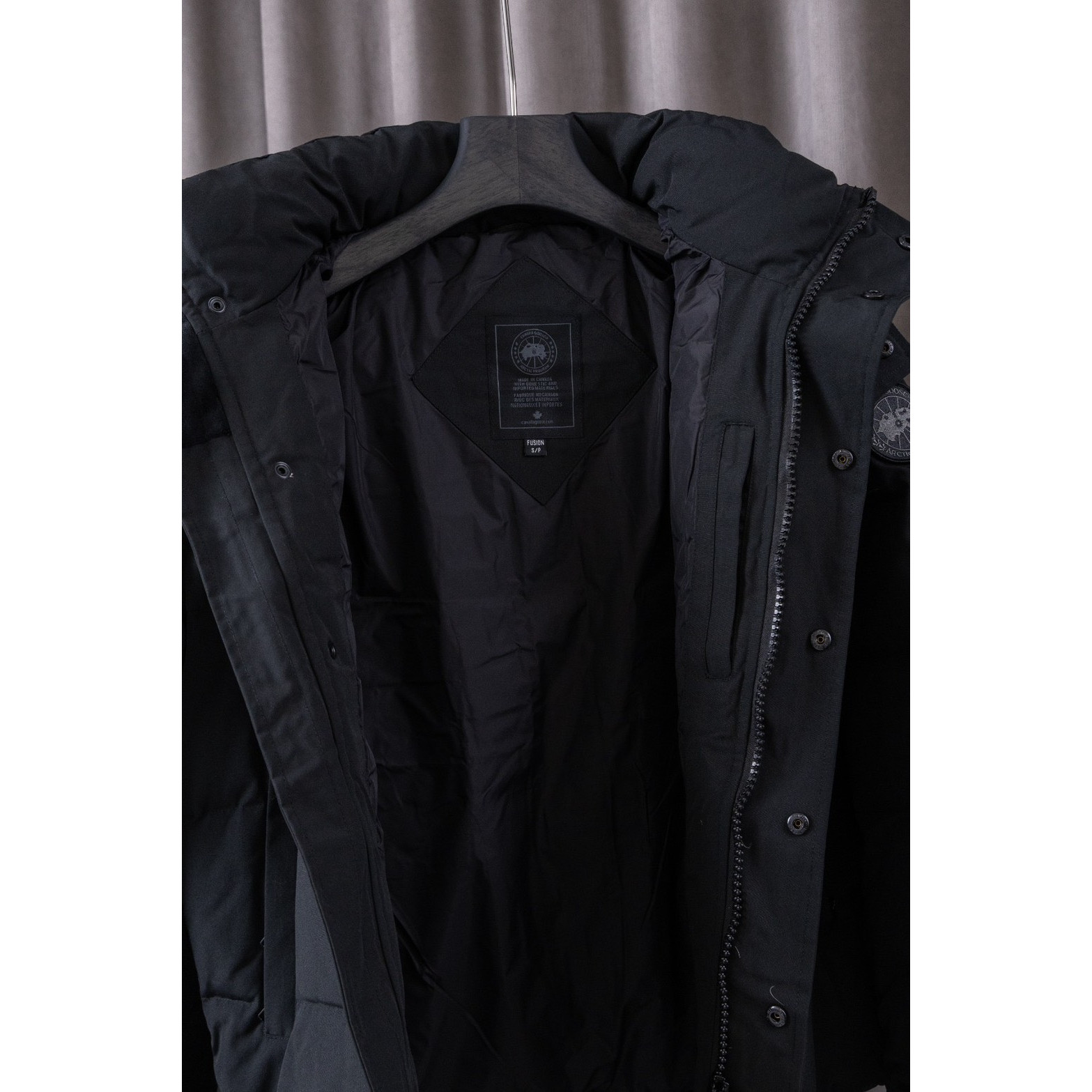 <p>Canada Goose 顶级狼毛Wyndham 2048M &nbsp;29款 系列派克大衣羽绒服(黑色黑标)</p>