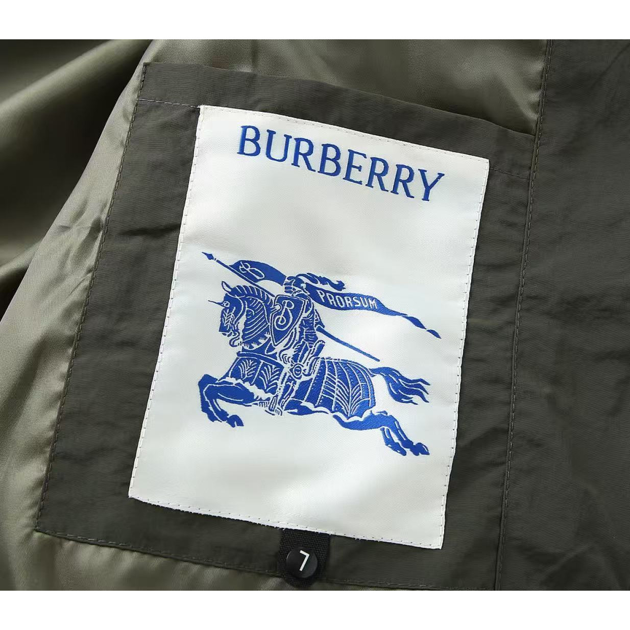 <p>BURBERRY&nbsp;男士夹克外套(綠)</p>