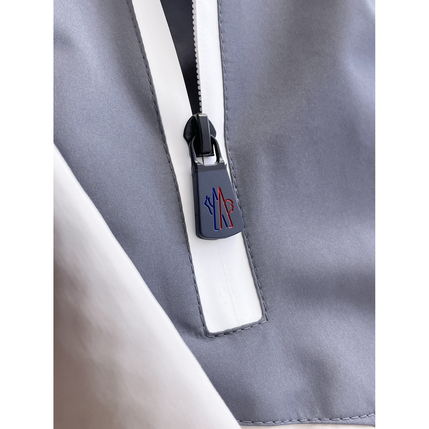 <p>MONCLER&nbsp;男士夹克外套(白)</p>