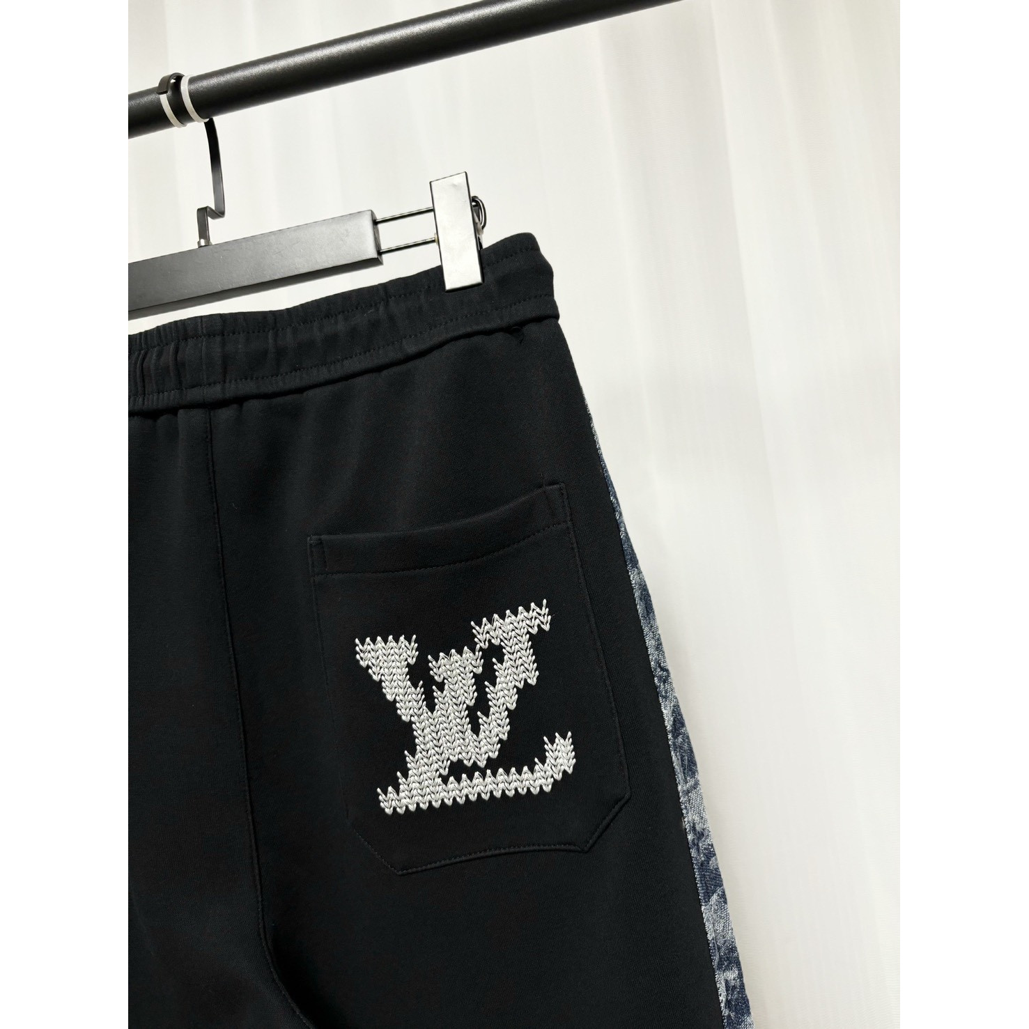 <p>LV 牛仔拼接卫裤(黑)</p>