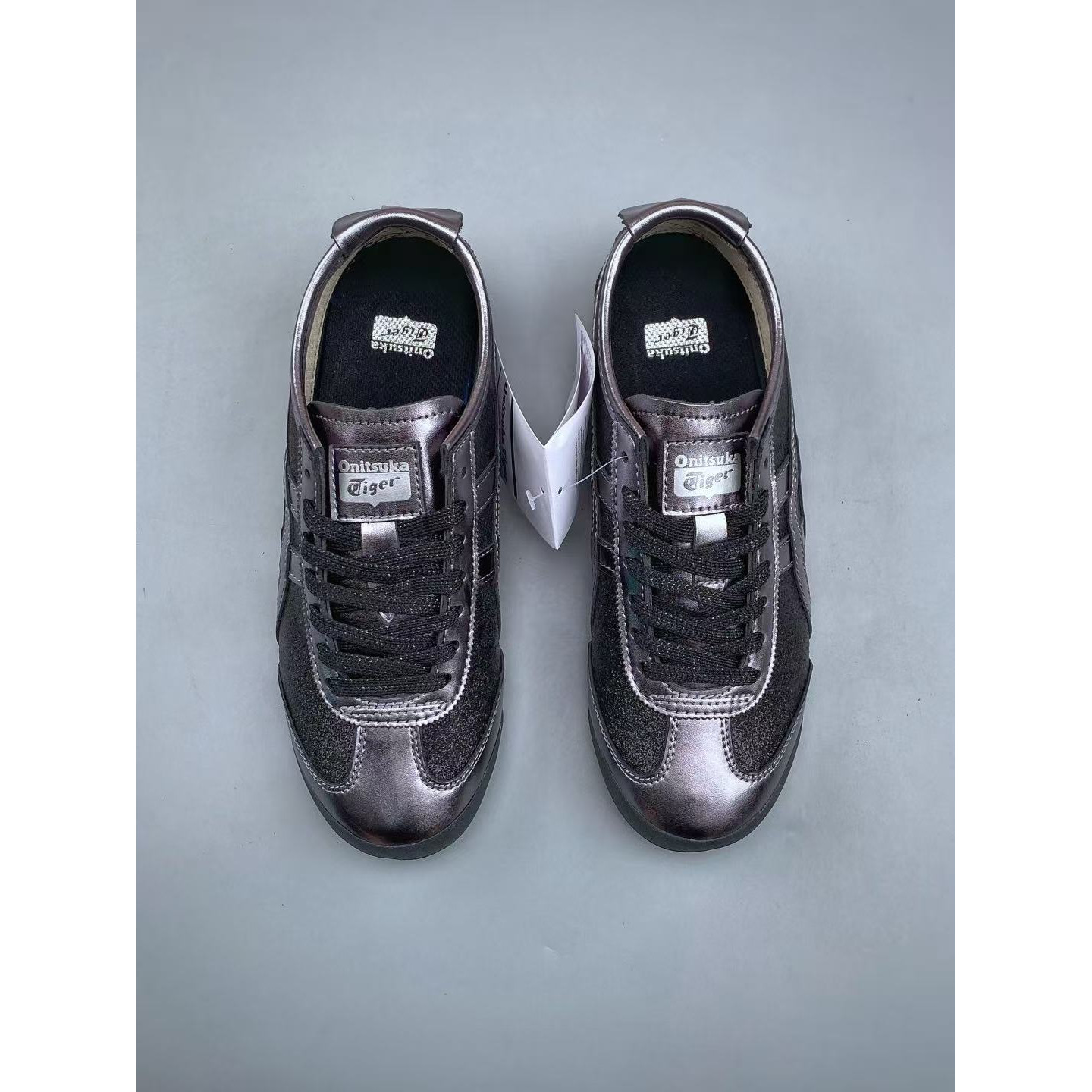 <p>ASICS 低帮休闲板鞋(黑)</p>
