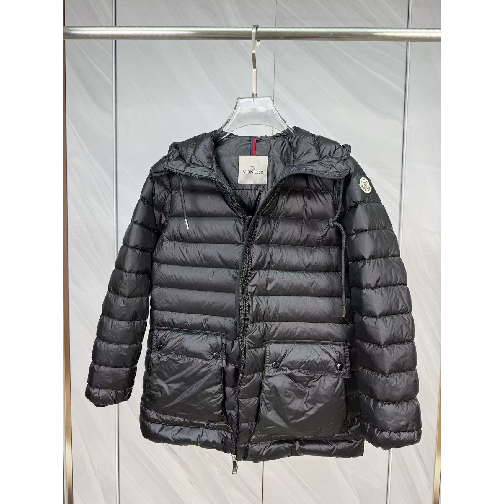 <p>Moncler 连帽中长羽绒服(黑)</p>