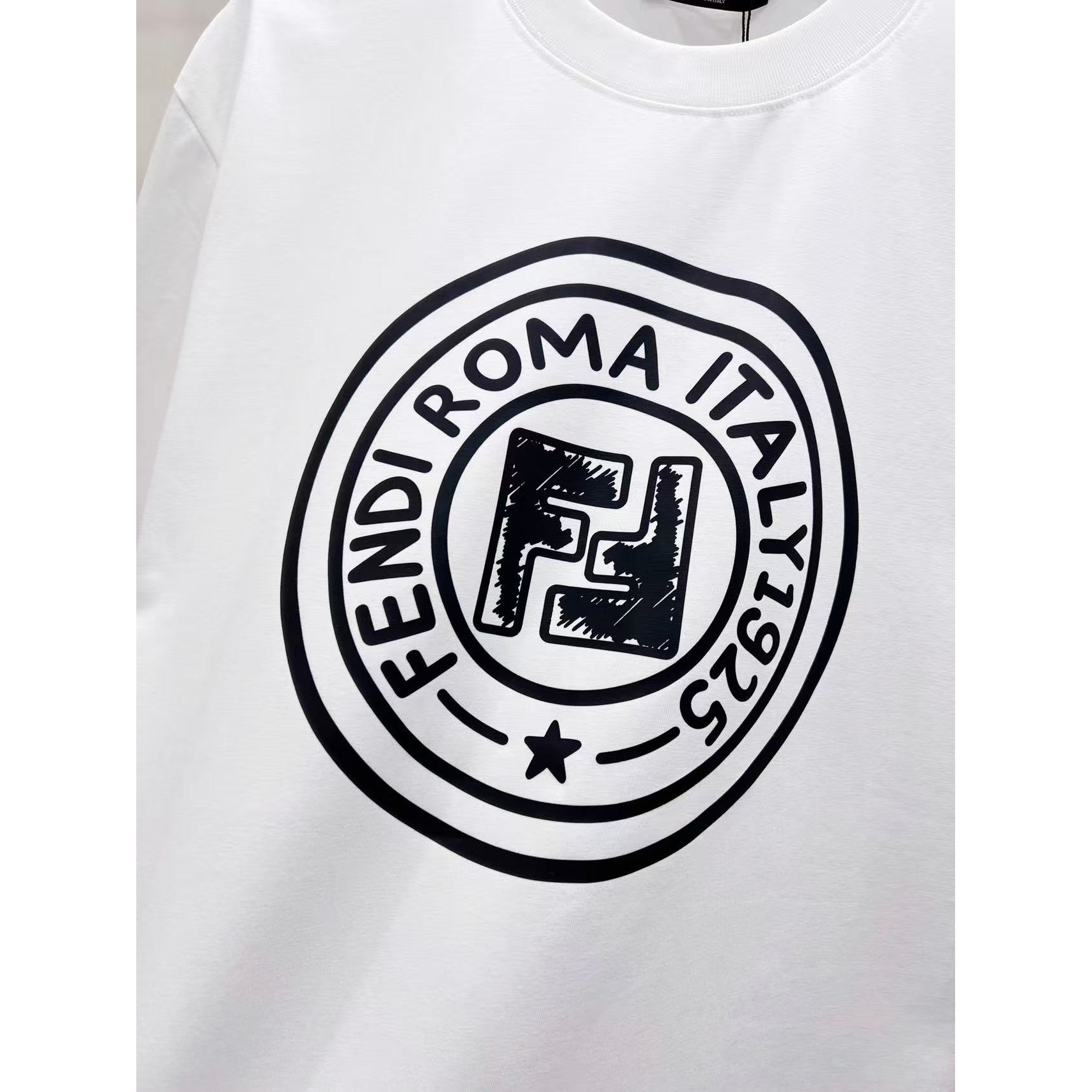 <p>FENDI 短袖圆领T恤(白)</p>