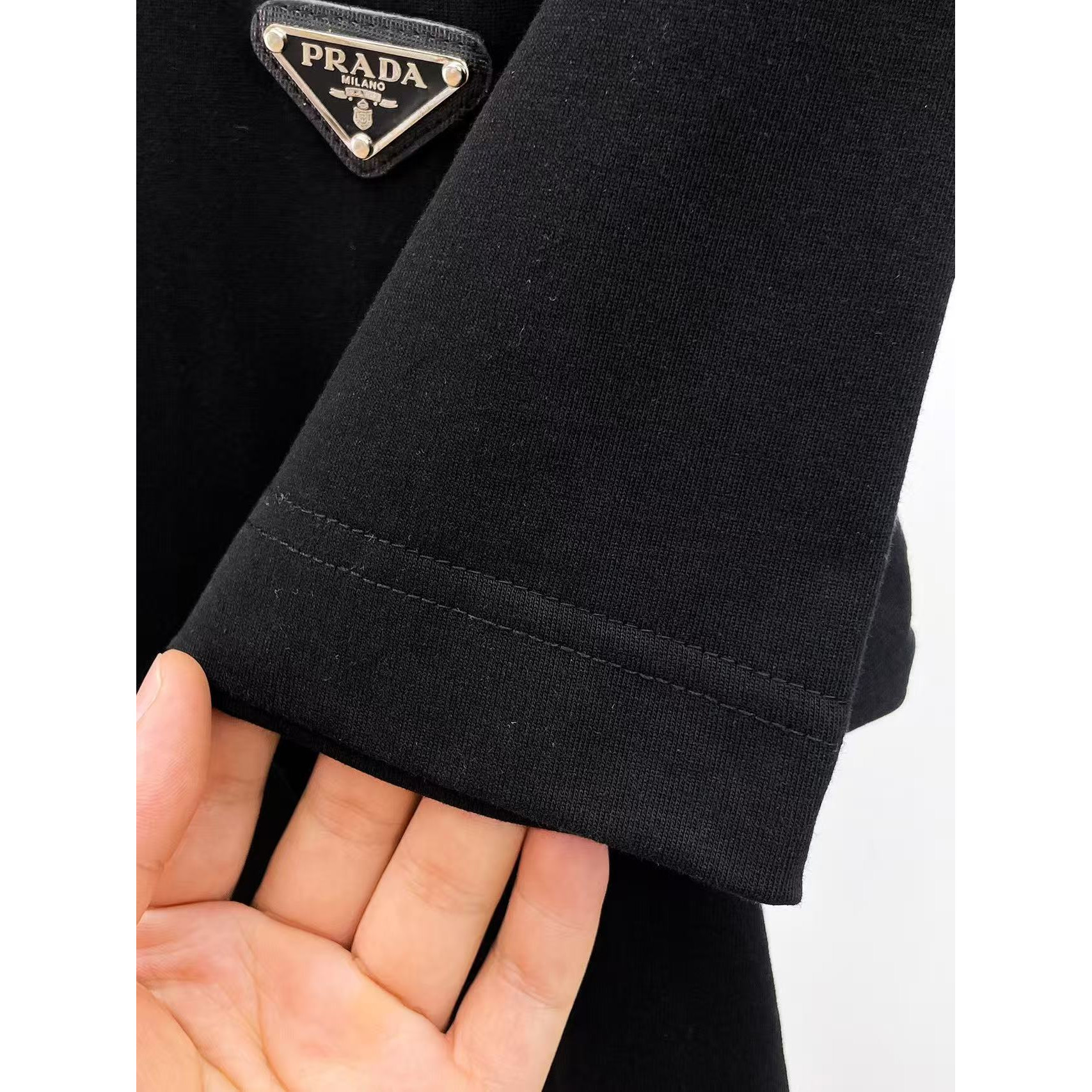 <p>PRADA 专柜新款短袖T恤(黑)</p>