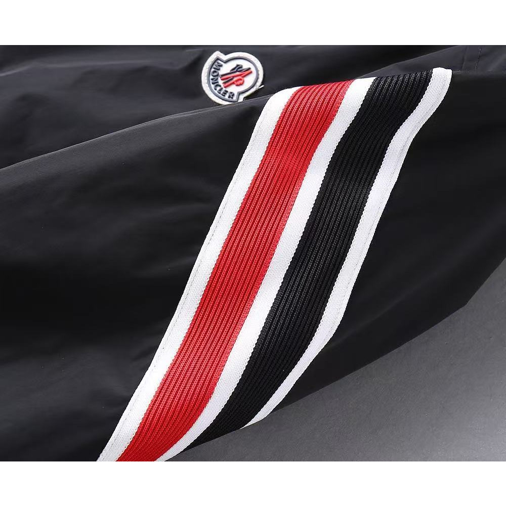 <p>MONCLER 男士夹克外套(黑)</p>