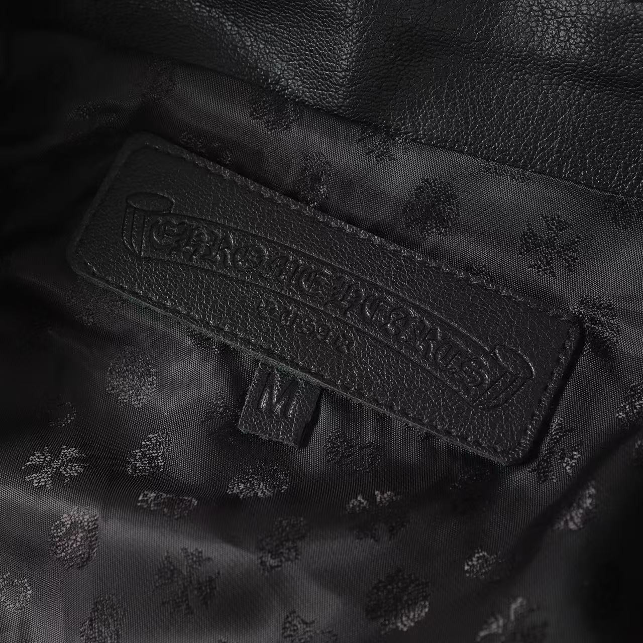<p>Chrome Hearts 手臂大刺绣皮衣(黑)</p>