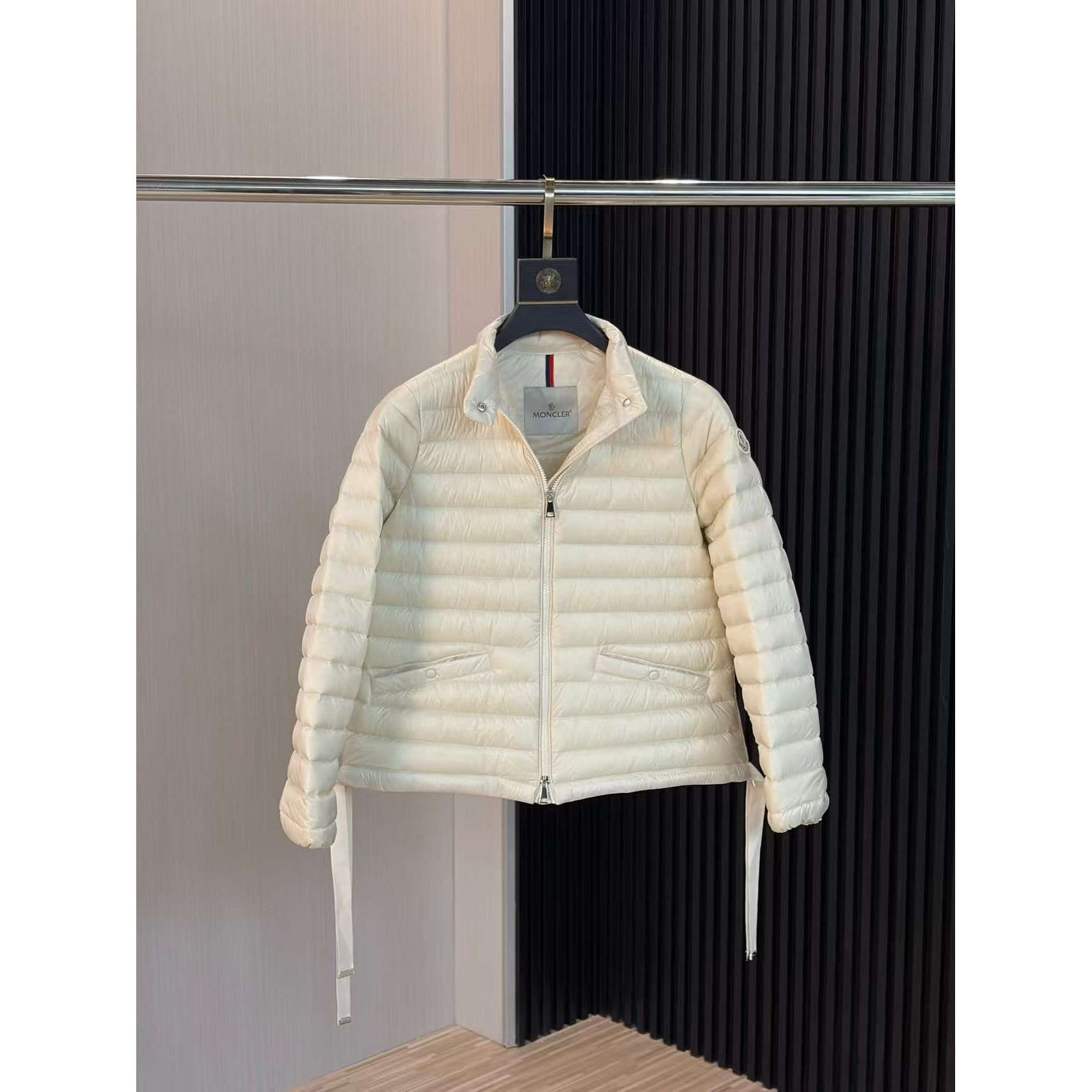 <p>MONCLER Aza系列羽绒服(米白)</p>