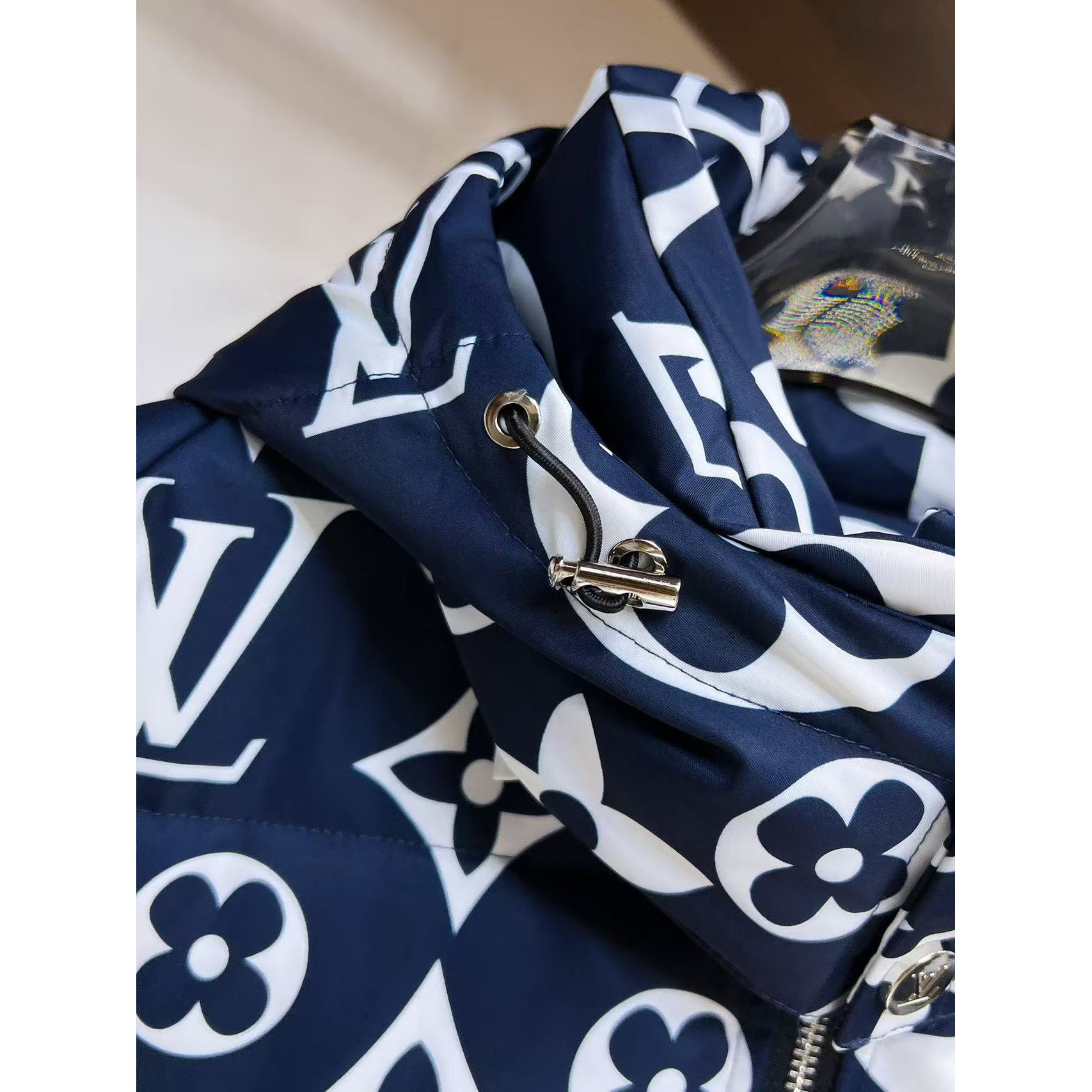 <p>LV 秋冬新款羽绒服(藍)</p>