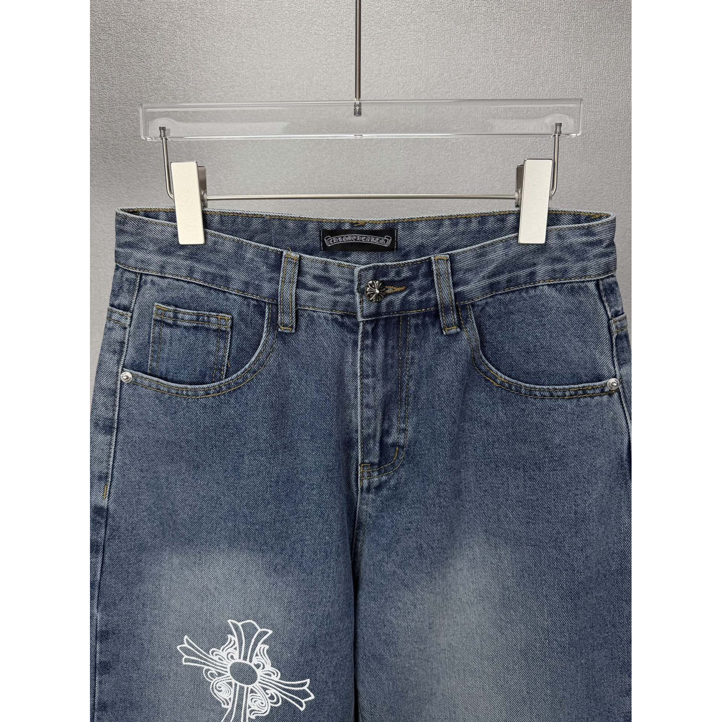 <p>CHROME HEARTS 马蹄十字架印花情侣款水洗宽松牛仔裤((藍)</p>
