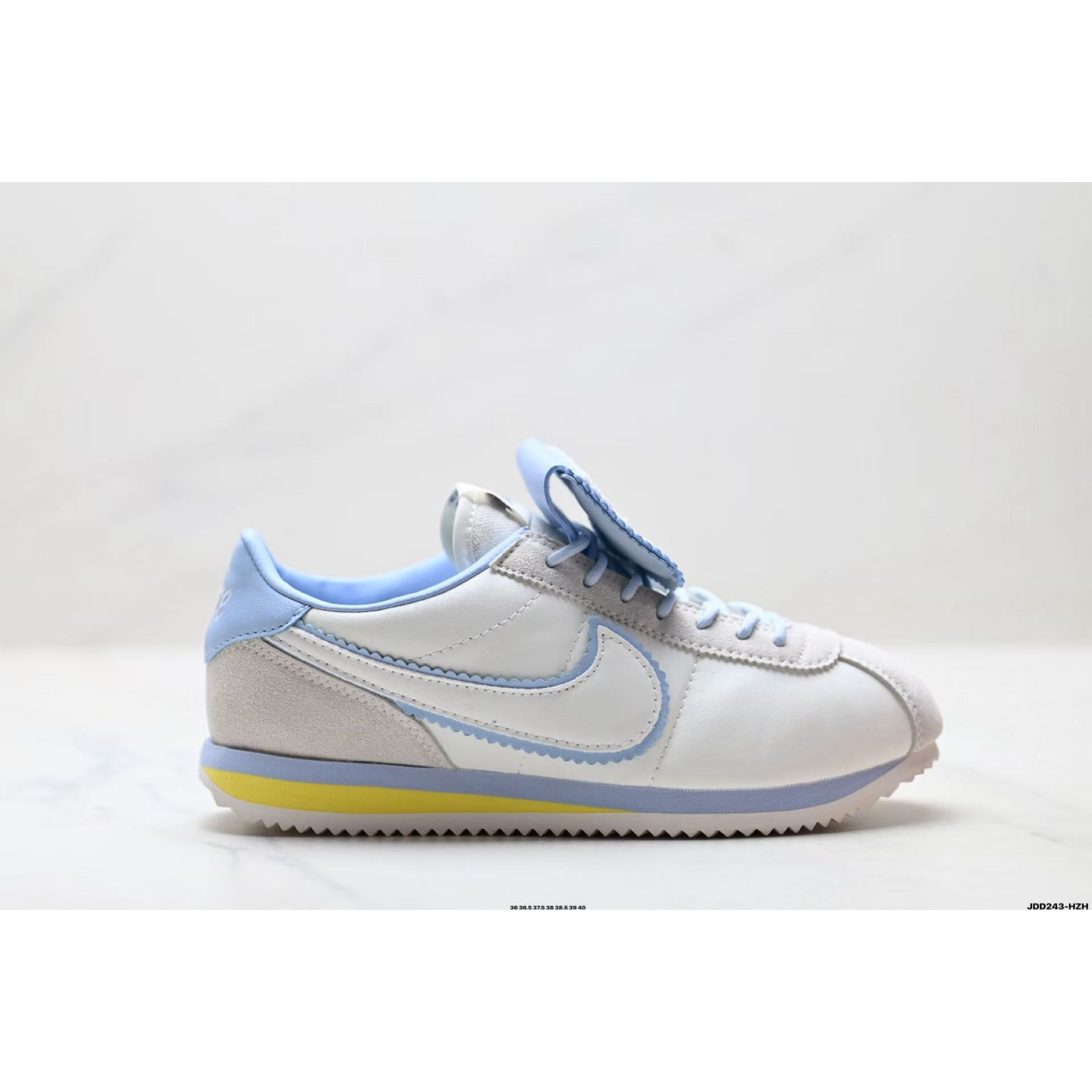 <p>Nike Classic Cortez 运动鞋&nbsp;</p>
