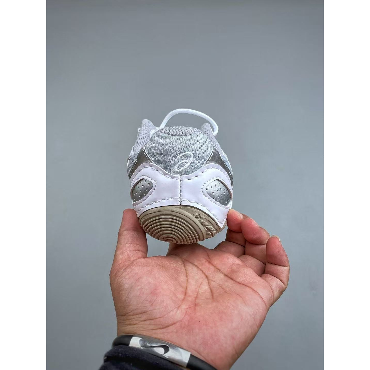 <p>Asics Hypersync 时尚复古透气轻便薄底德训鞋(白)</p>