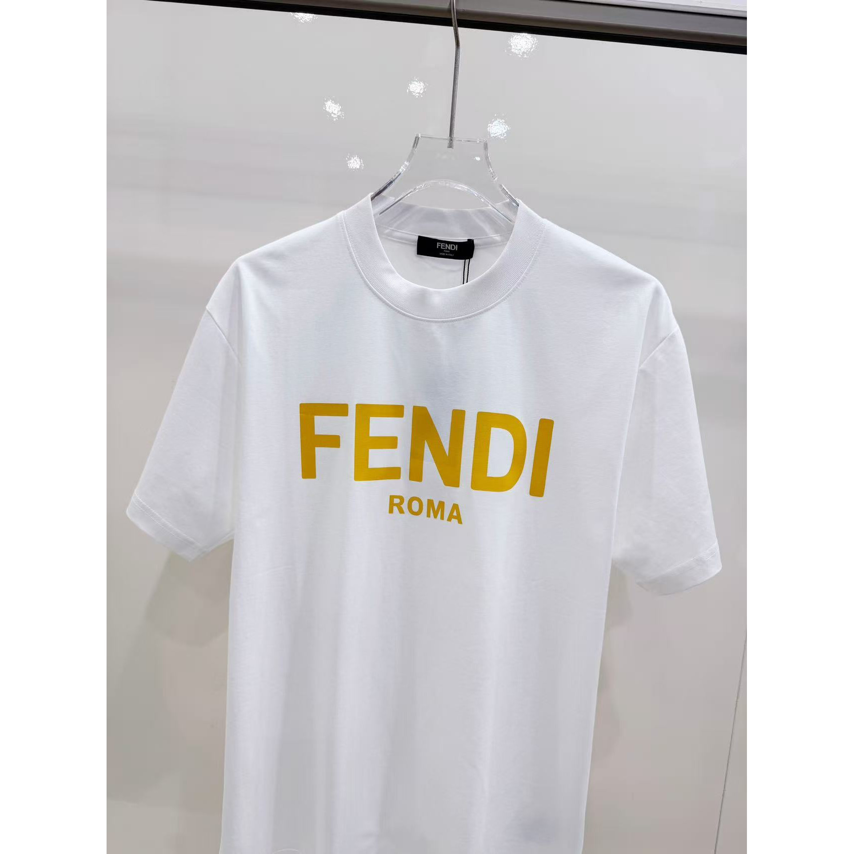 <p>&nbsp;FENDI 印花短袖T恤(白)&nbsp;</p>