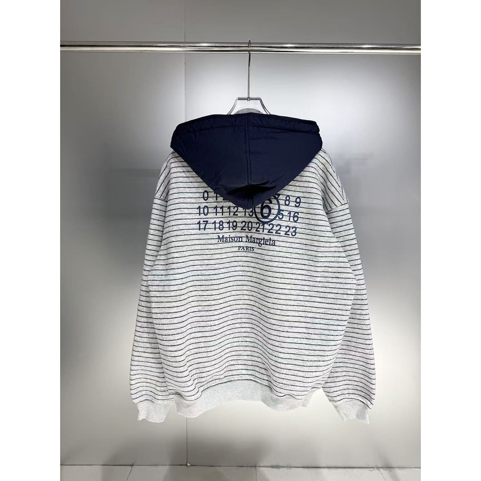 <p>Maison Margiela 撞色条纹加绒连帽卫衣(白)</p>