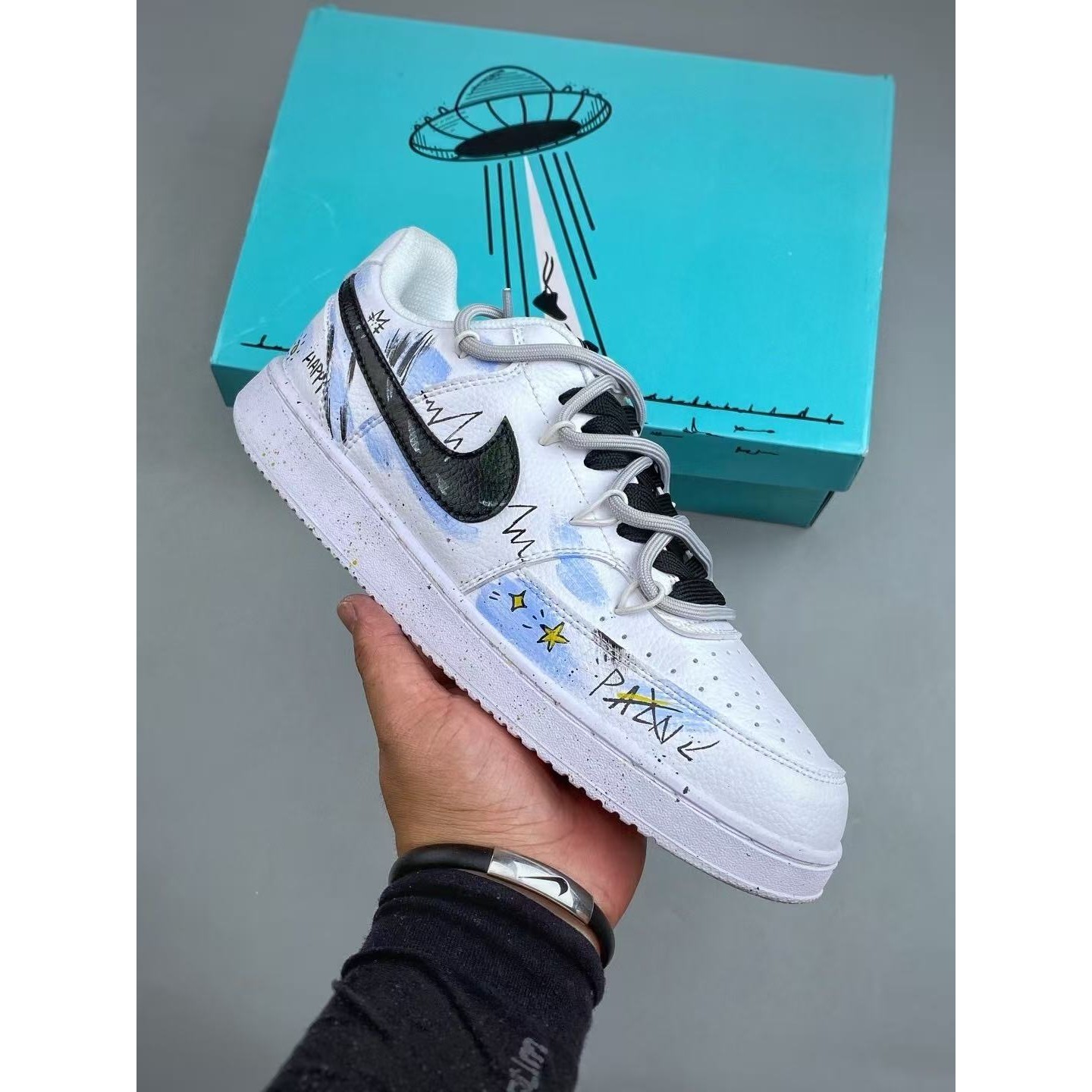 <p>NIKE COURTVISION 手绘泼墨涂鸦定制板鞋(白藍黑)</p>