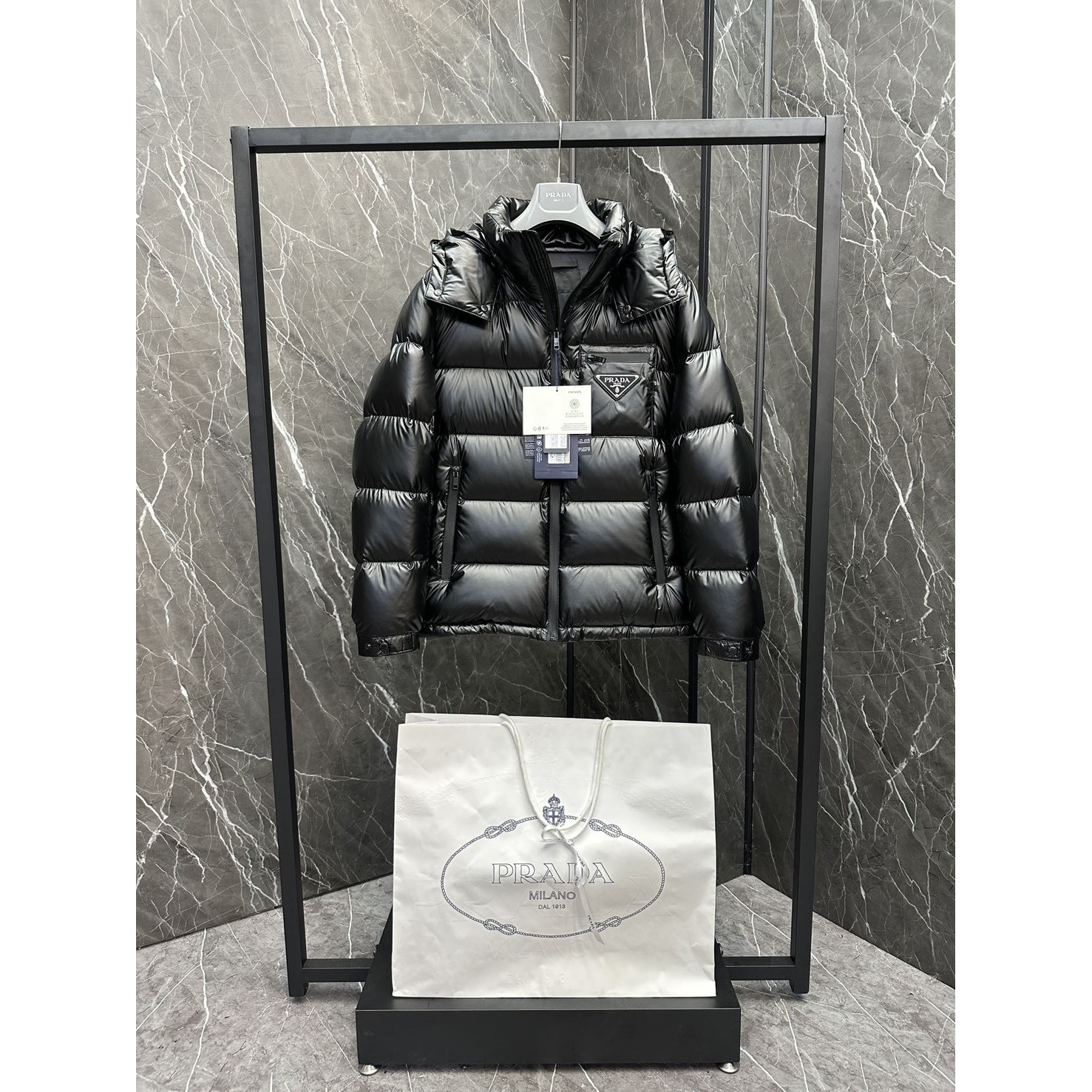 <p>PRADA 新款羽绒服(黑)</p>