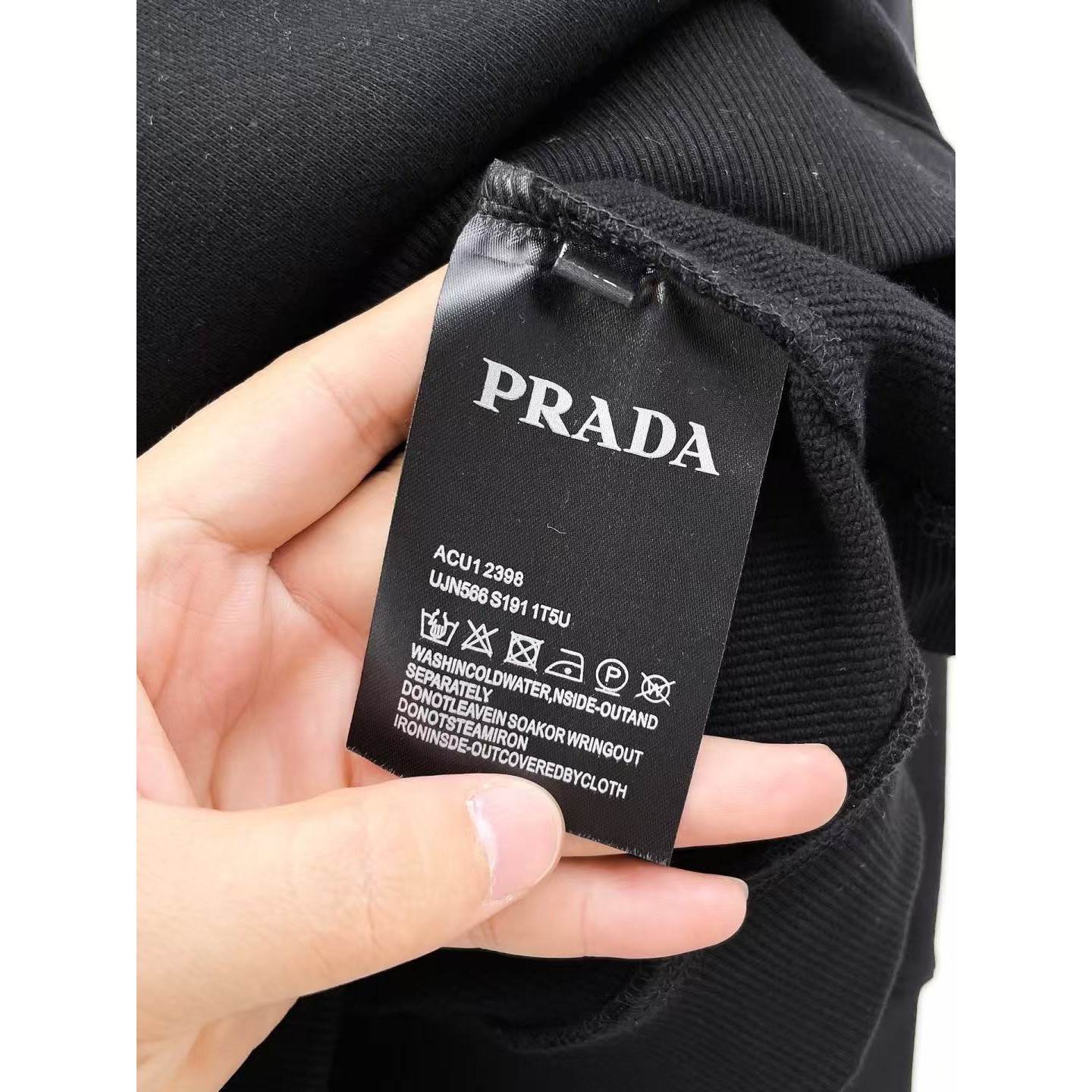 <p>PRADA 圆领卫衣(黑)</p>