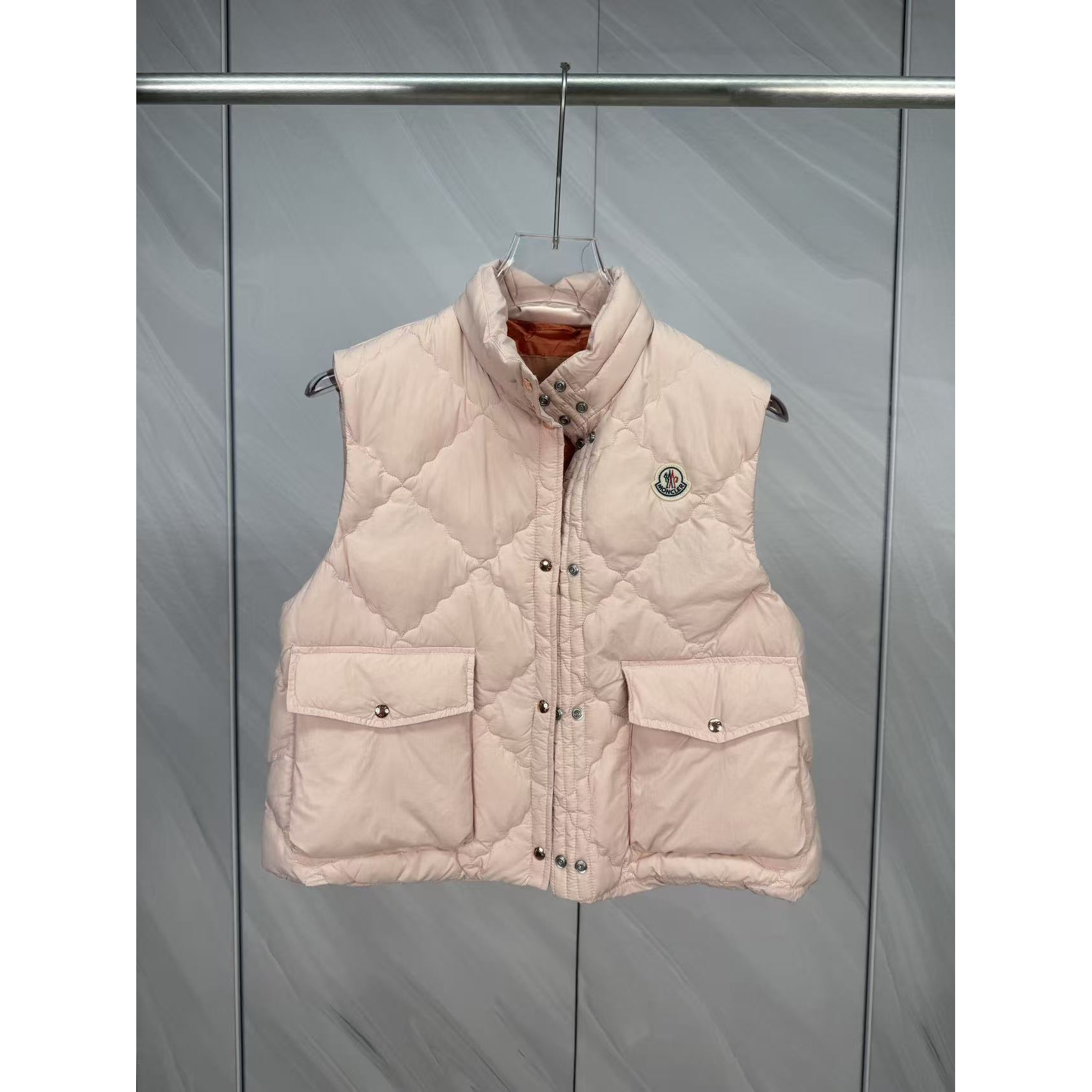 <p>Moncler 菱格纹立领休闲女士羽绒背心(粉)</p>