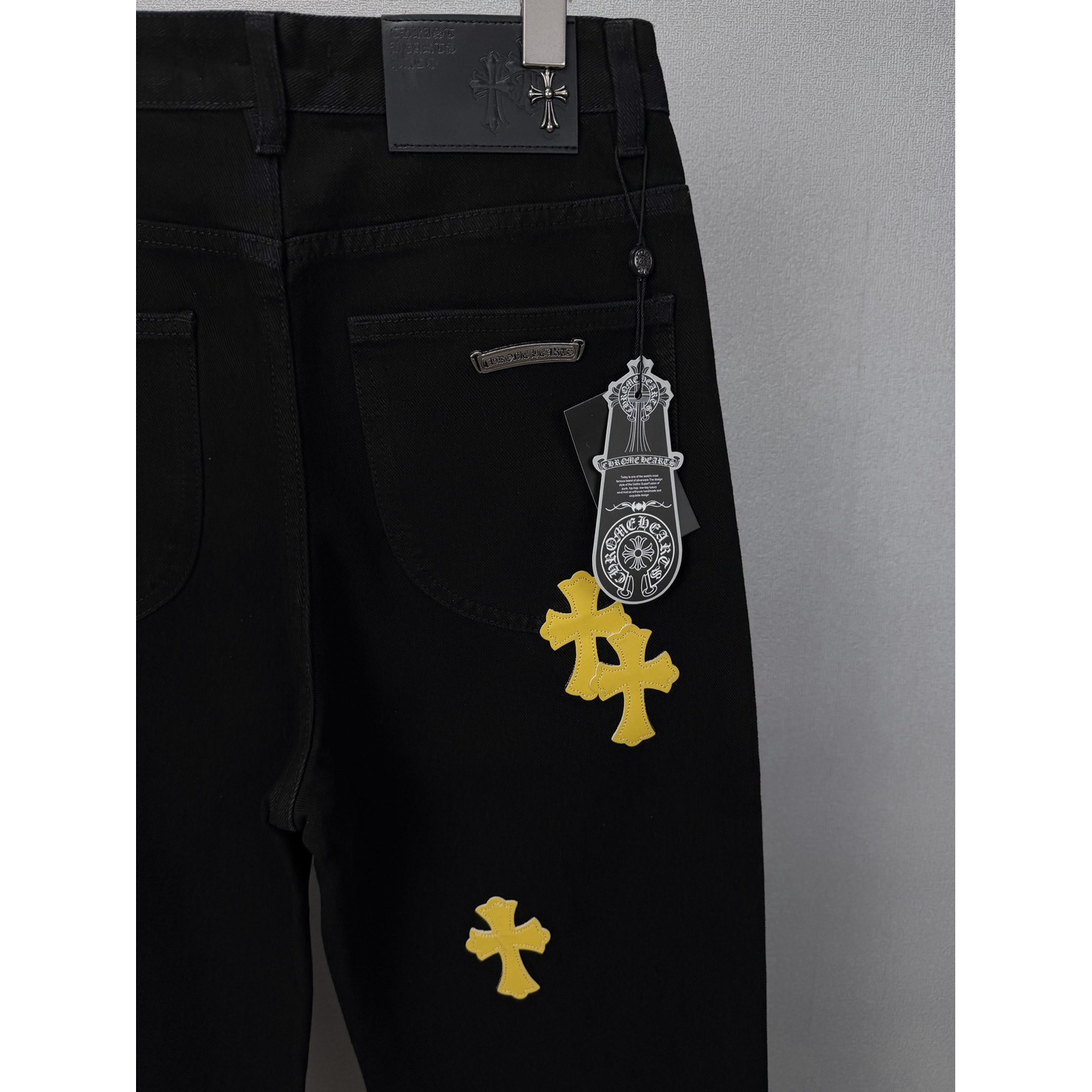 <p>CHROME HEARTS&nbsp;黄色十字架牛仔裤</p>