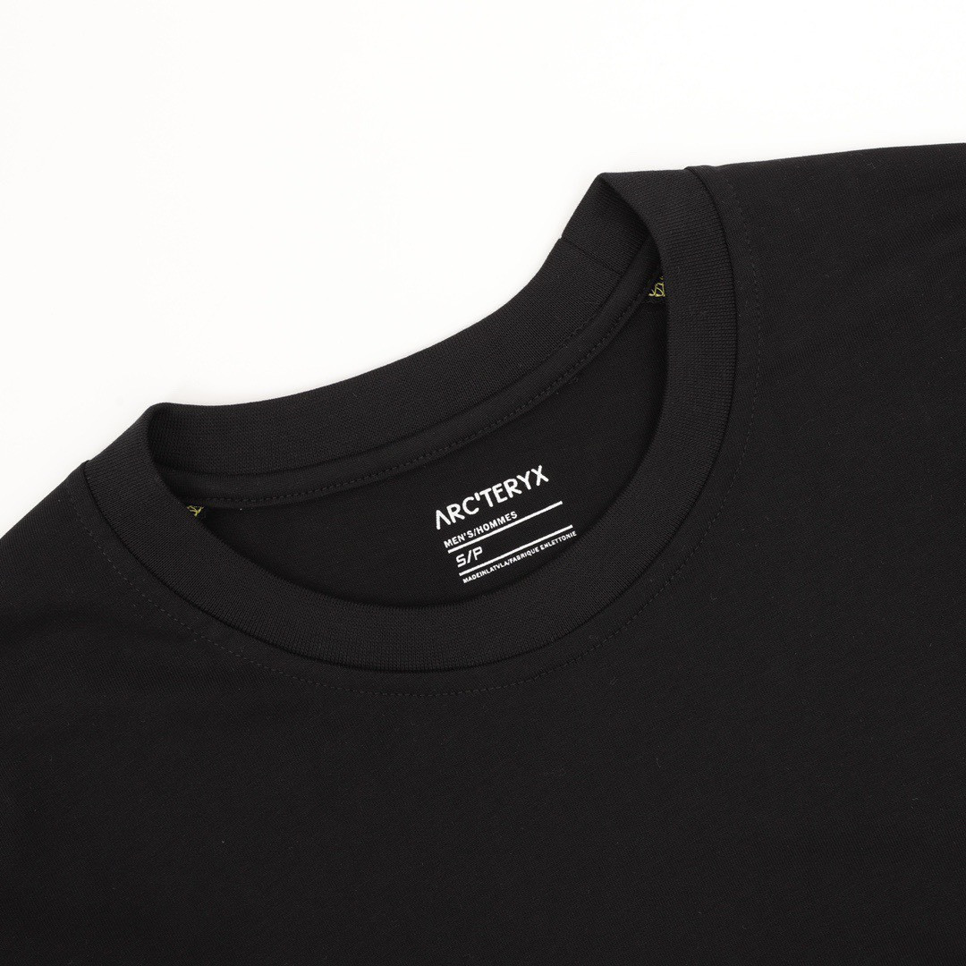 <p>ARC'TERYX 明线拼接印花圆领长袖(黑)</p>
