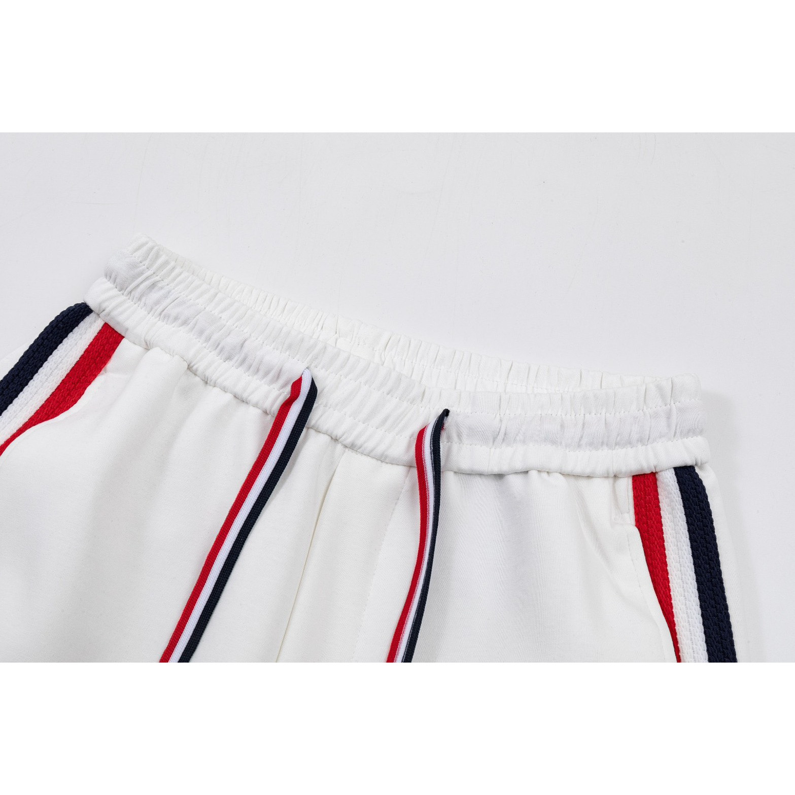 <p>MONCLER 休闲短裤(白)</p>