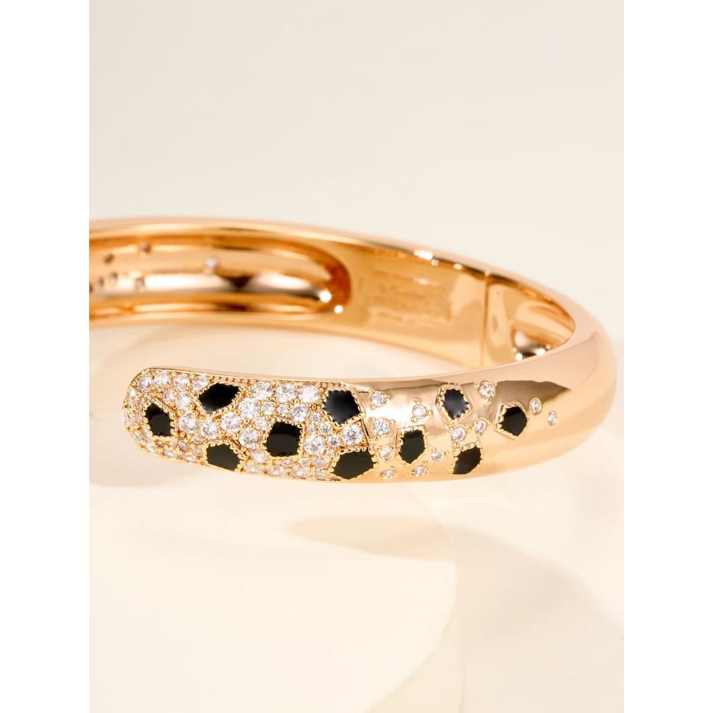 <p>CARTIER&nbsp;手镯</p>