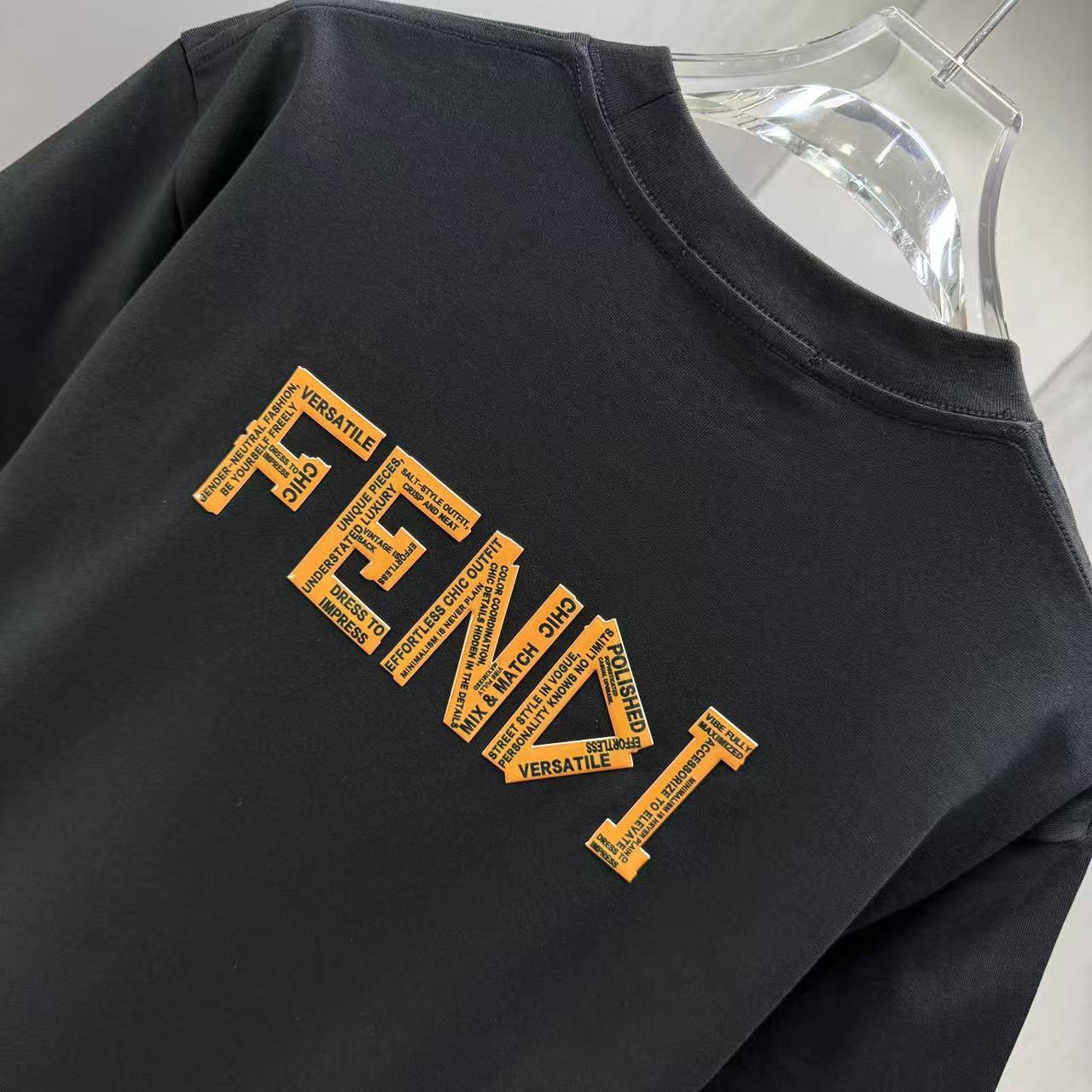 <p>FENDI 短袖T恤(黑)</p>