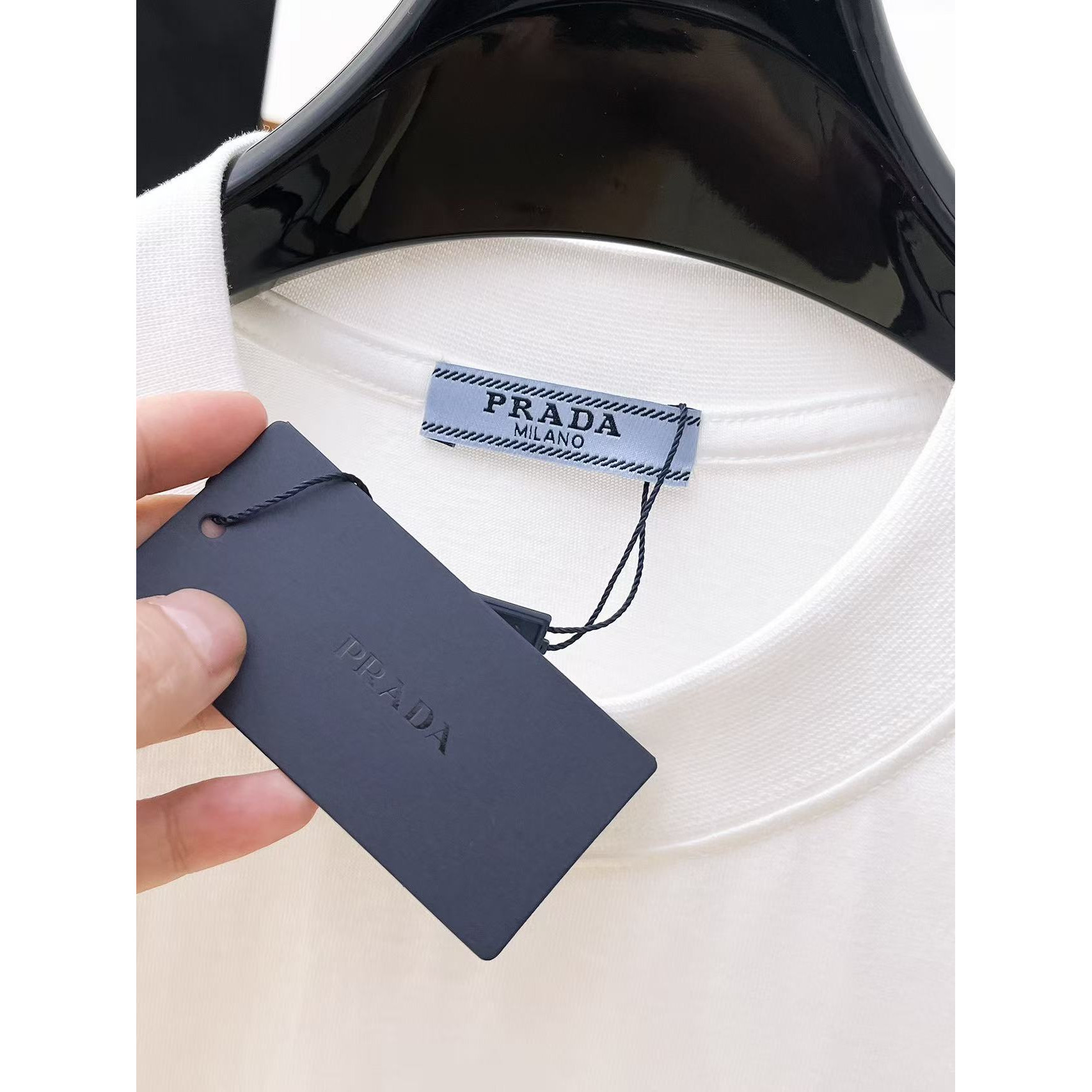<p>PRADA 专柜新款短袖T恤(白)</p>
