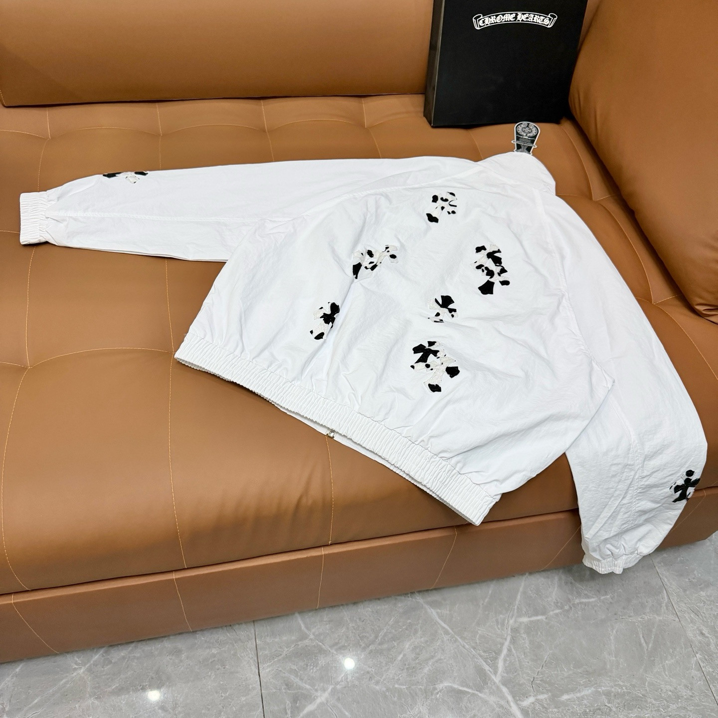 <p>CHROME HEARTS 五金拉链外套(白)</p>