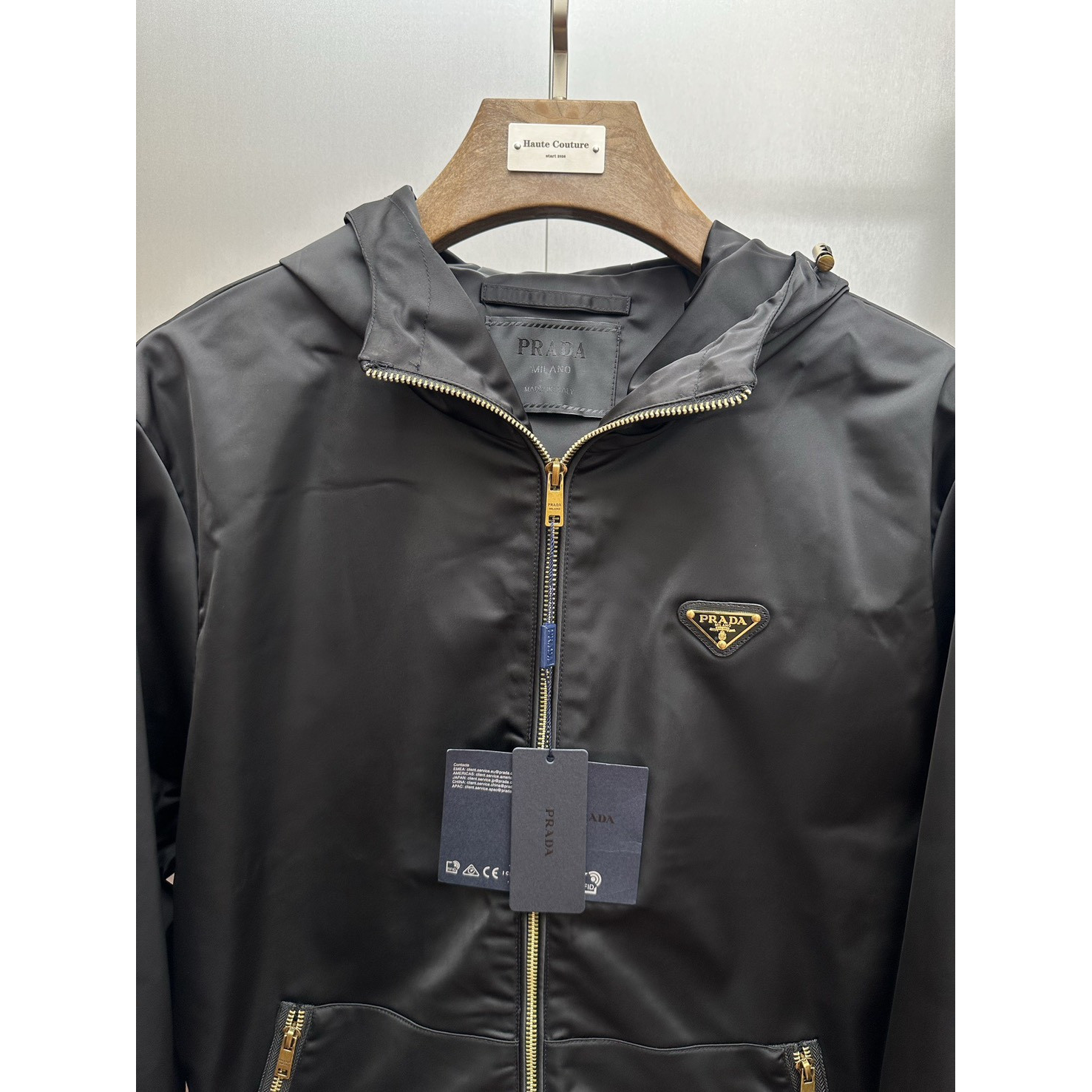 <p>Prada 三角标连帽尼龙防风夹克(黑)</p>